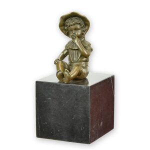 Zauberhafte Bronzestatue eines sitzenden Mädchens mit Hut  Kunstwerk