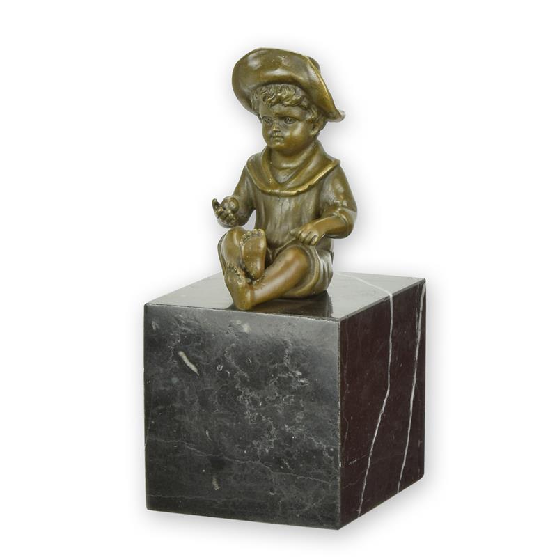 Hochwertige Bronze Kinderskulptur Junge im Matrosenanzug Statue 2