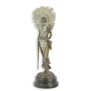 Hochwertige Bronzestatue Indianerin Indigene Frau mit Gewehr Skulptur