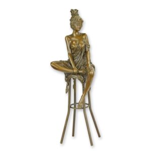 Elegante Bronze Damenstatue Skulptur einer Frau auf Hocker