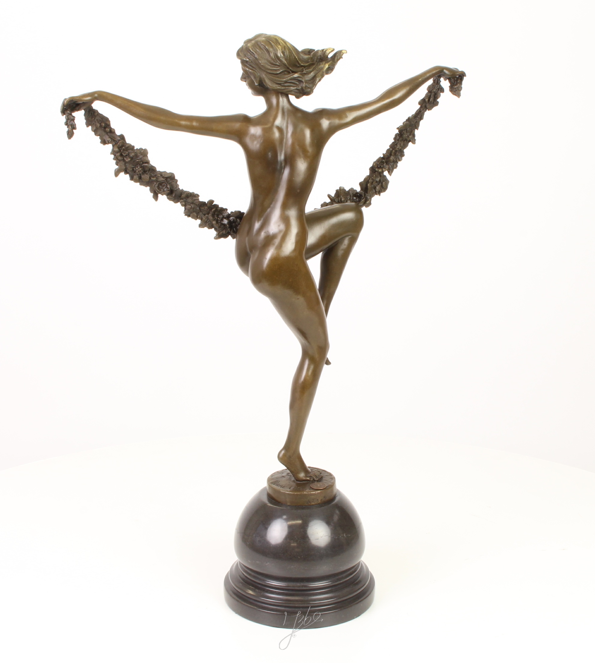 Elegante Bronze Blumenskulptur Tänzerin mit Blumenkranz Zeitlose Kunst 4