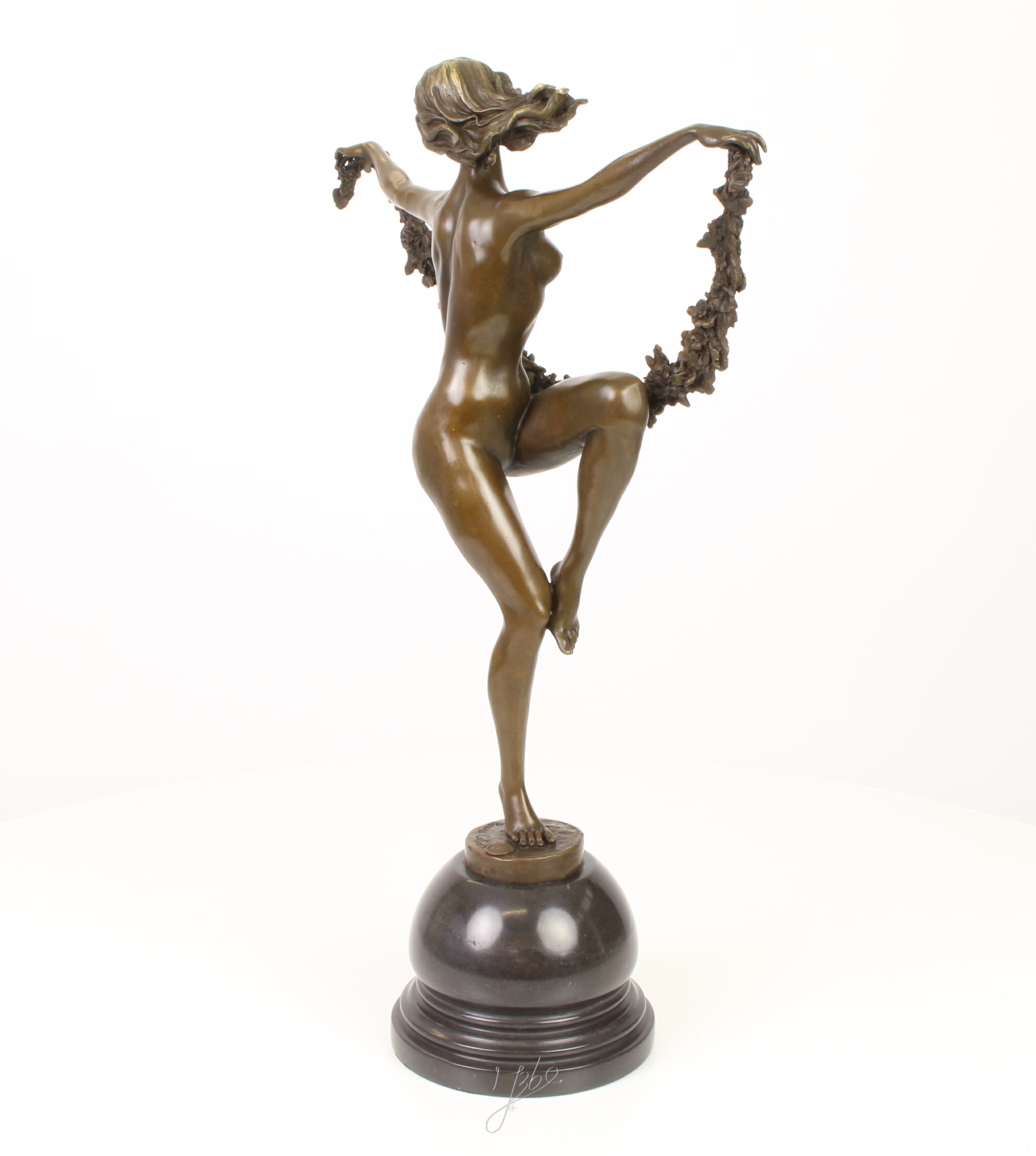 Elegante Bronze Blumenskulptur Tänzerin mit Blumenkranz Zeitlose Kunst 8