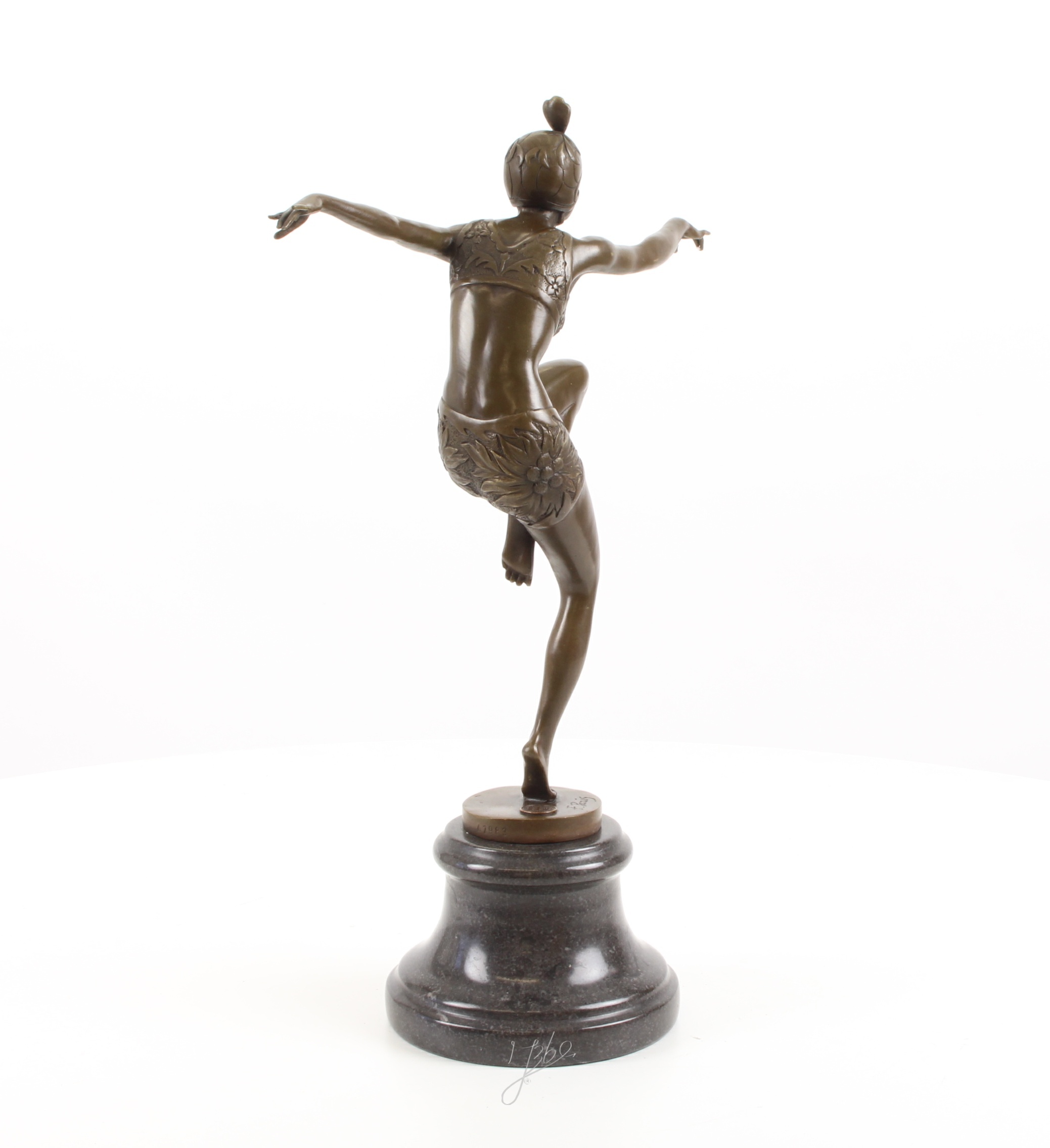 Elegante Art Déco Bronzeskulptur Anmutige Weibliche Figur auf Sockel 7