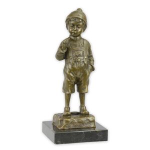 Nachdenkliche Bronze Junge Skulptur mit Mütze  Kunstvolle Eleganz