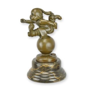 Exquisites Bronzekunstwerk Tom Thumb kleine Skulptur eines Kindes auf Kugel