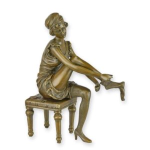 Detaillierte Bronzeskulptur einer Frau im Kleid  Eleganz Pur