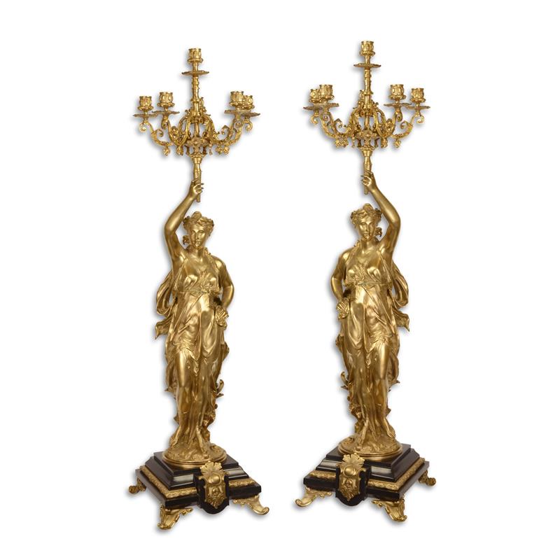 Elegante Sechsarmige Vergoldete Bronze-Kandelaber im Neoklassizistischen Design 2