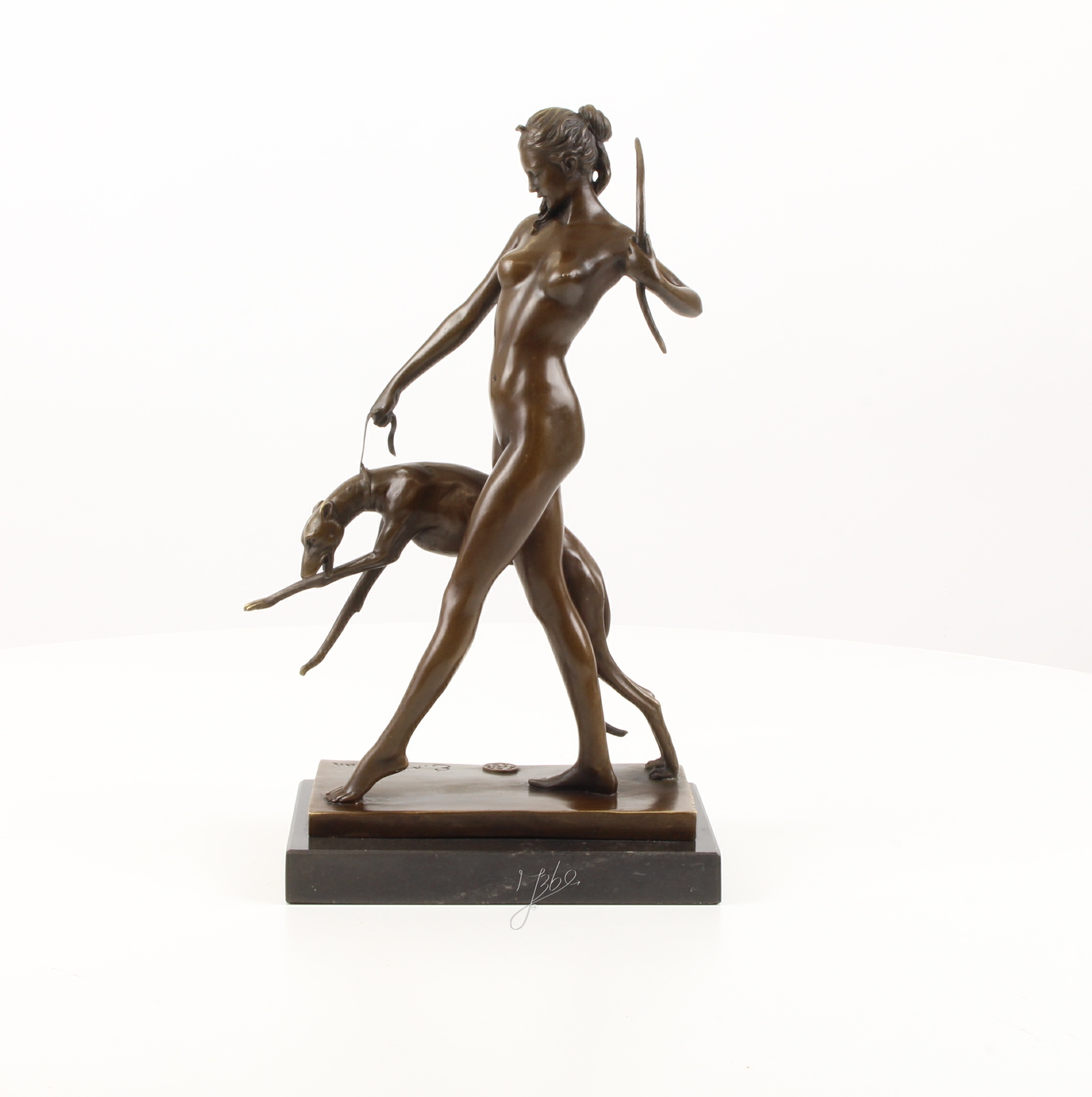 Detailreiche Bronzeskulptur Diana mit Hund und Bogen 4