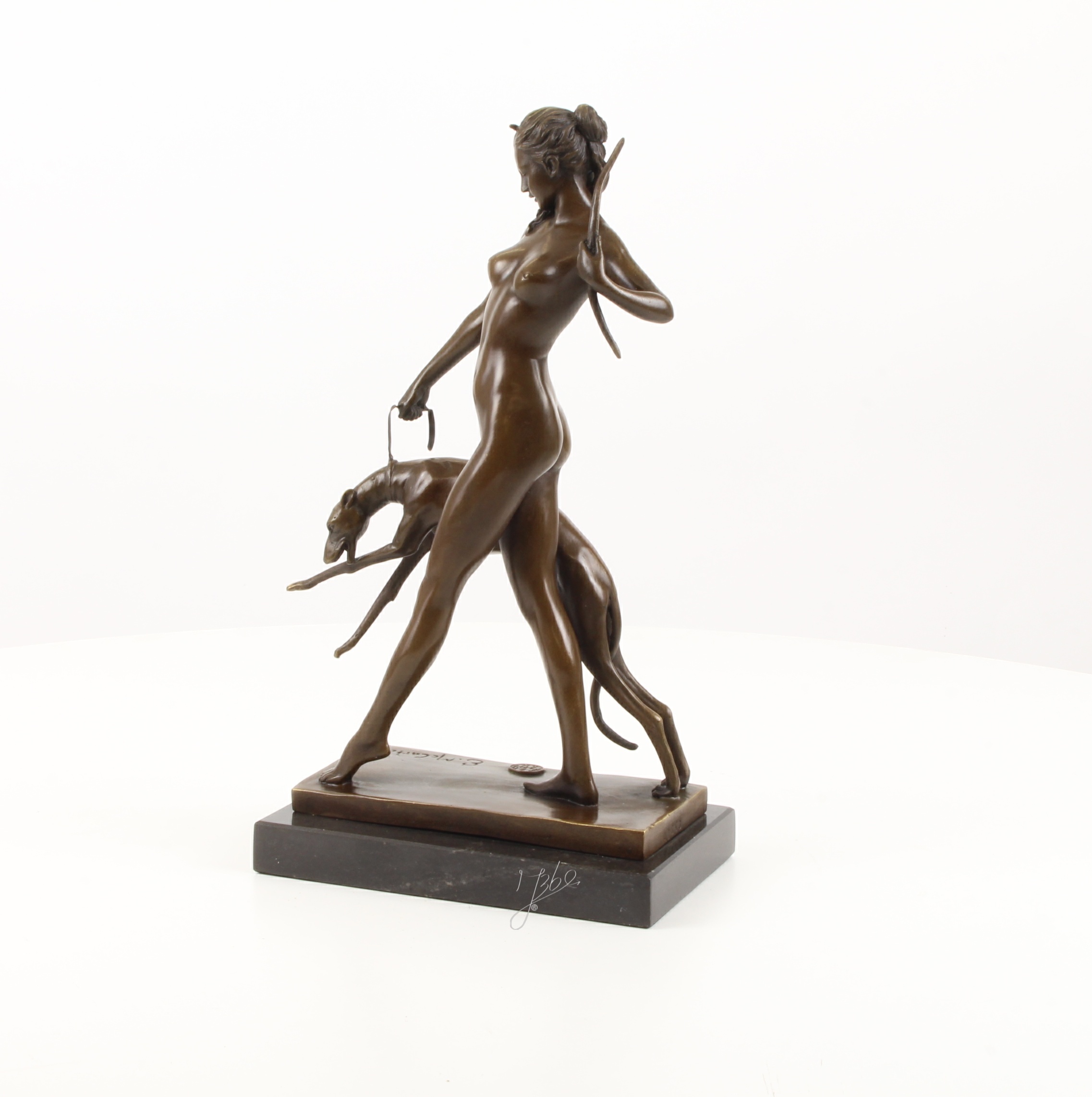 Detailreiche Bronzeskulptur Diana mit Hund und Bogen 7
