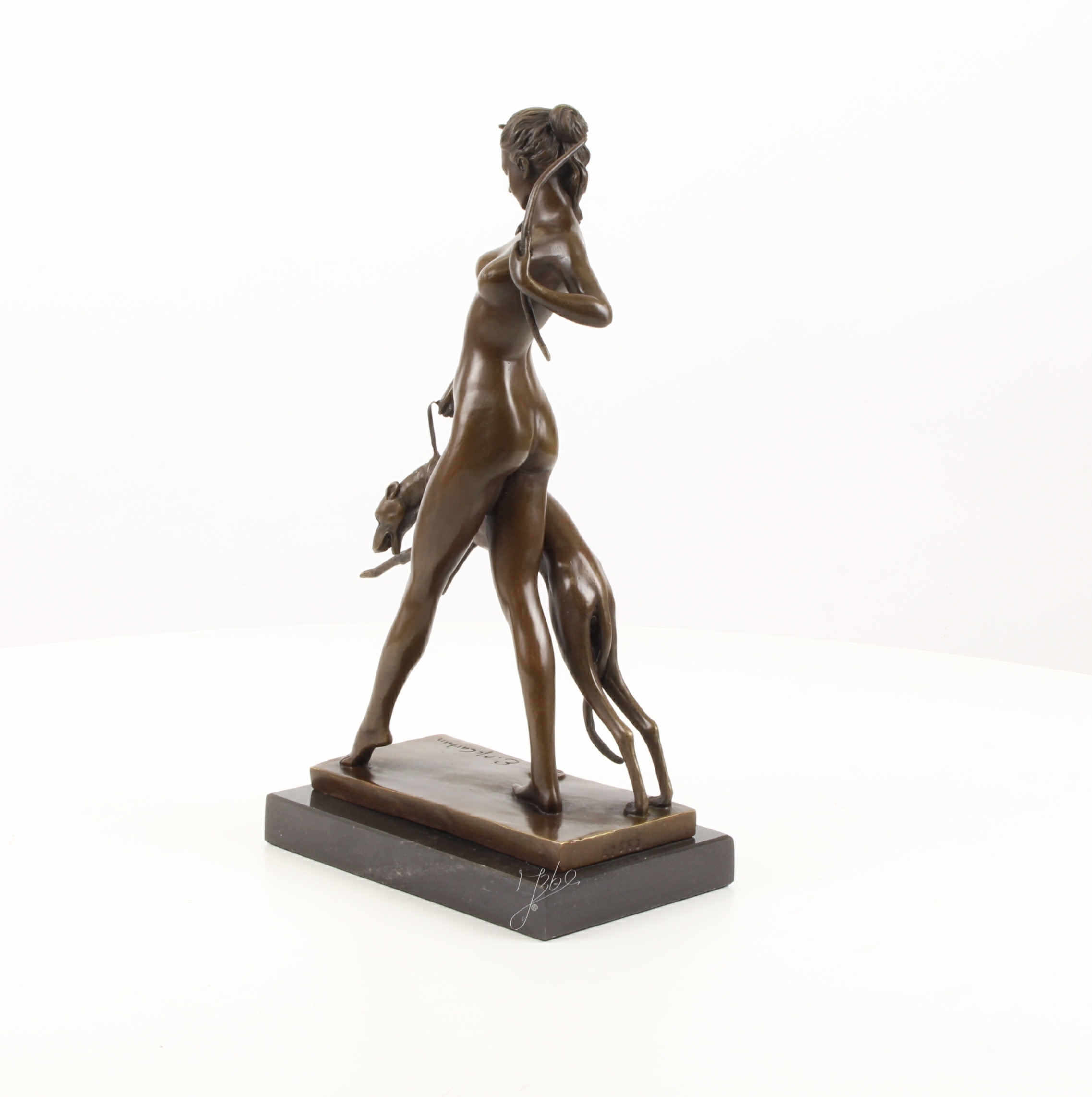 Detailreiche Bronzeskulptur Diana mit Hund und Bogen 9