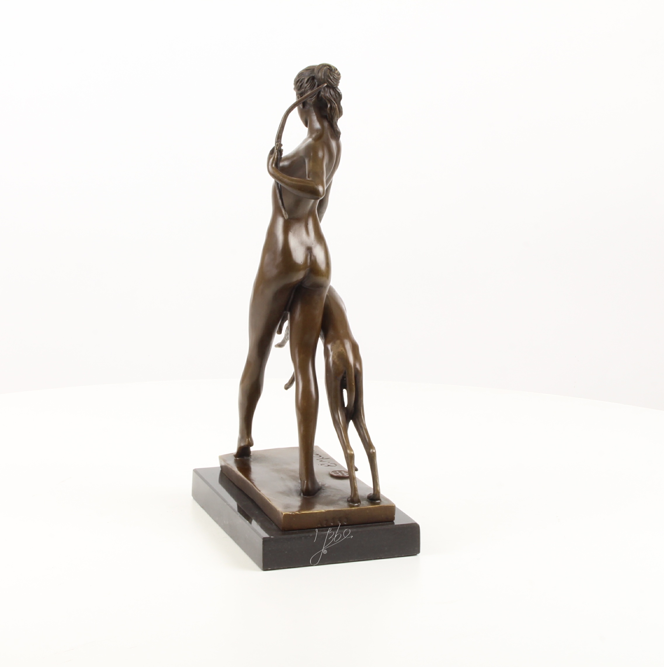 Detailreiche Bronzeskulptur Diana mit Hund und Bogen 5