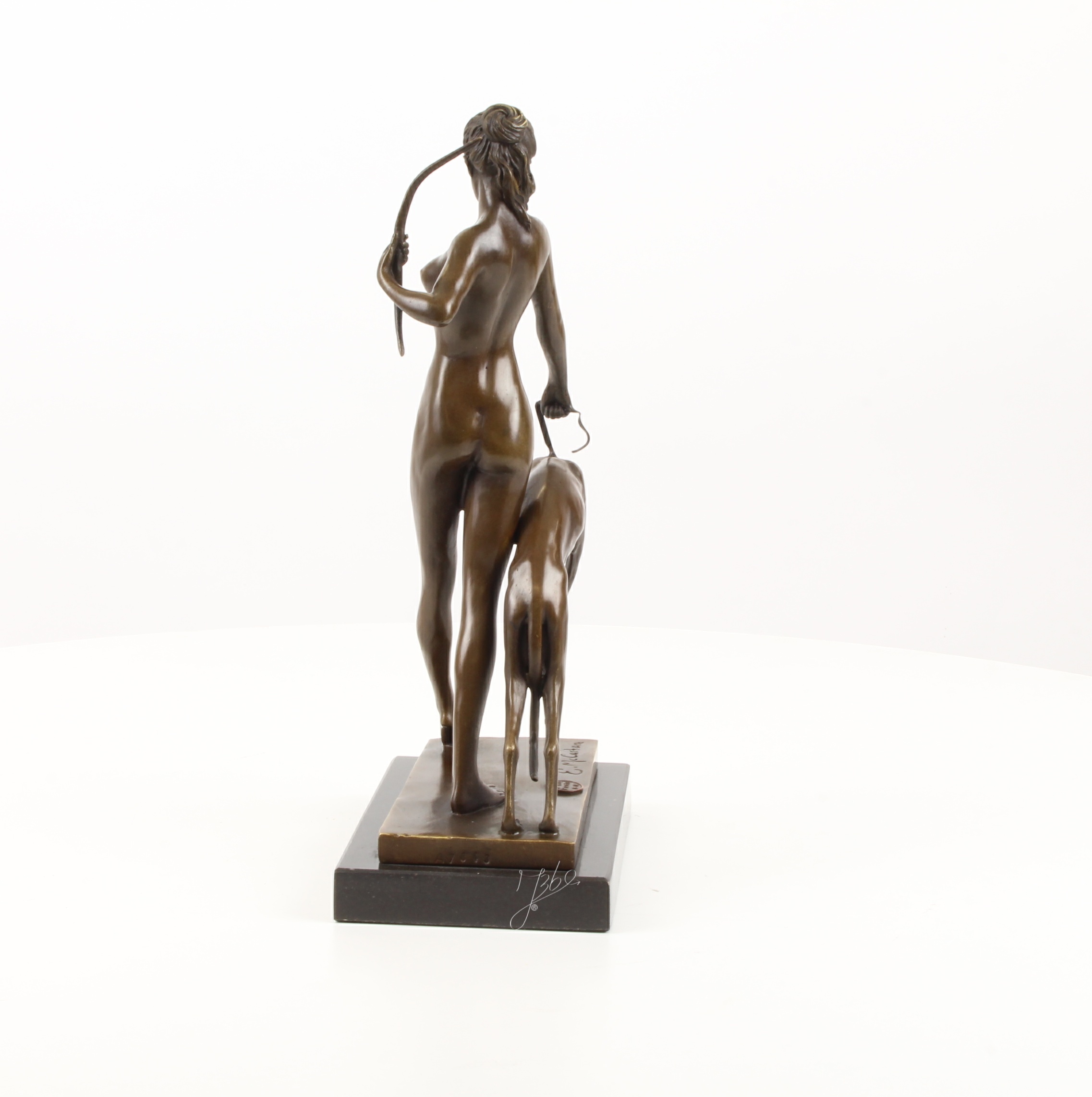 Detailreiche Bronzeskulptur Diana mit Hund und Bogen 6