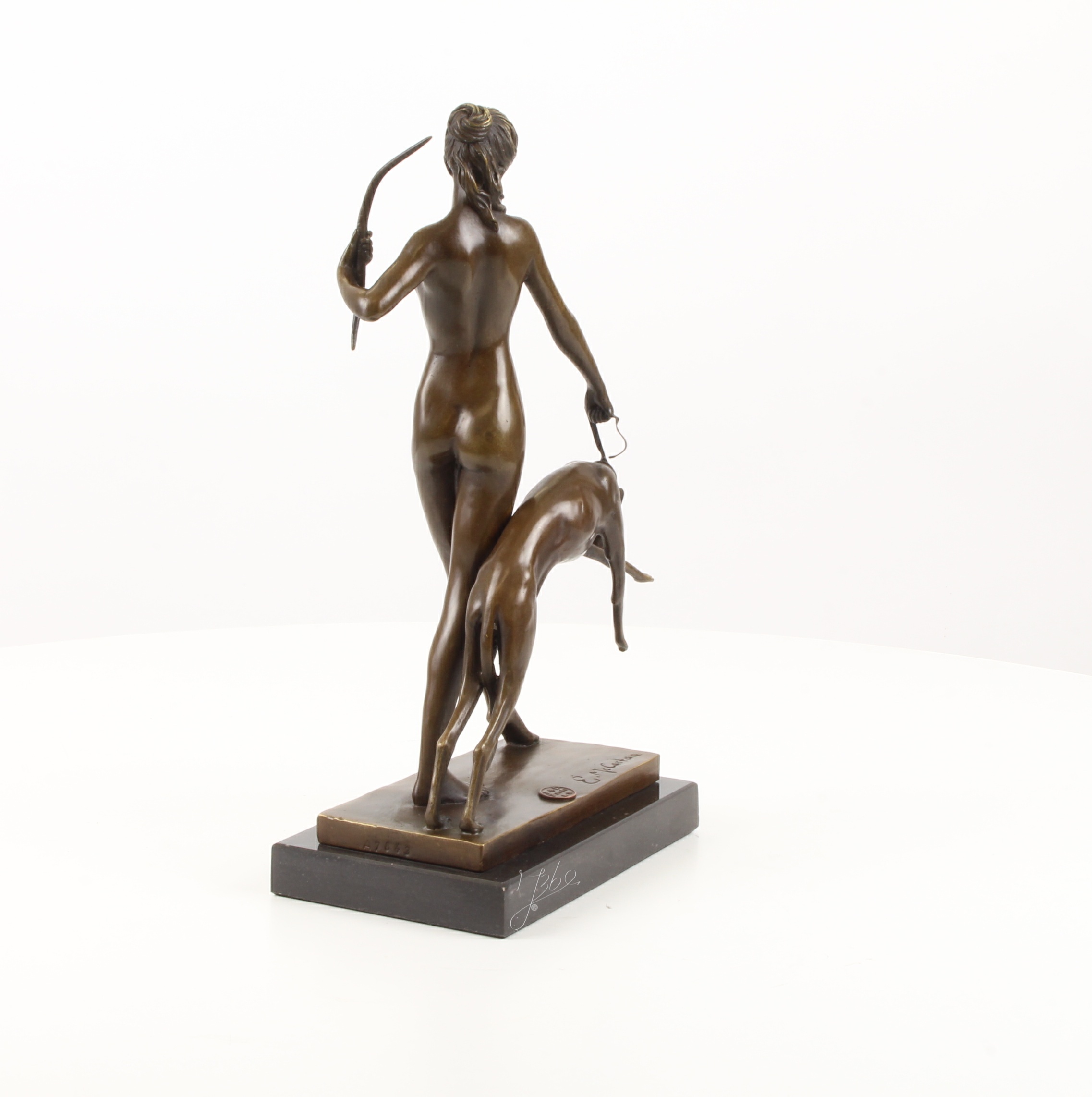 Detailreiche Bronzeskulptur Diana mit Hund und Bogen 8