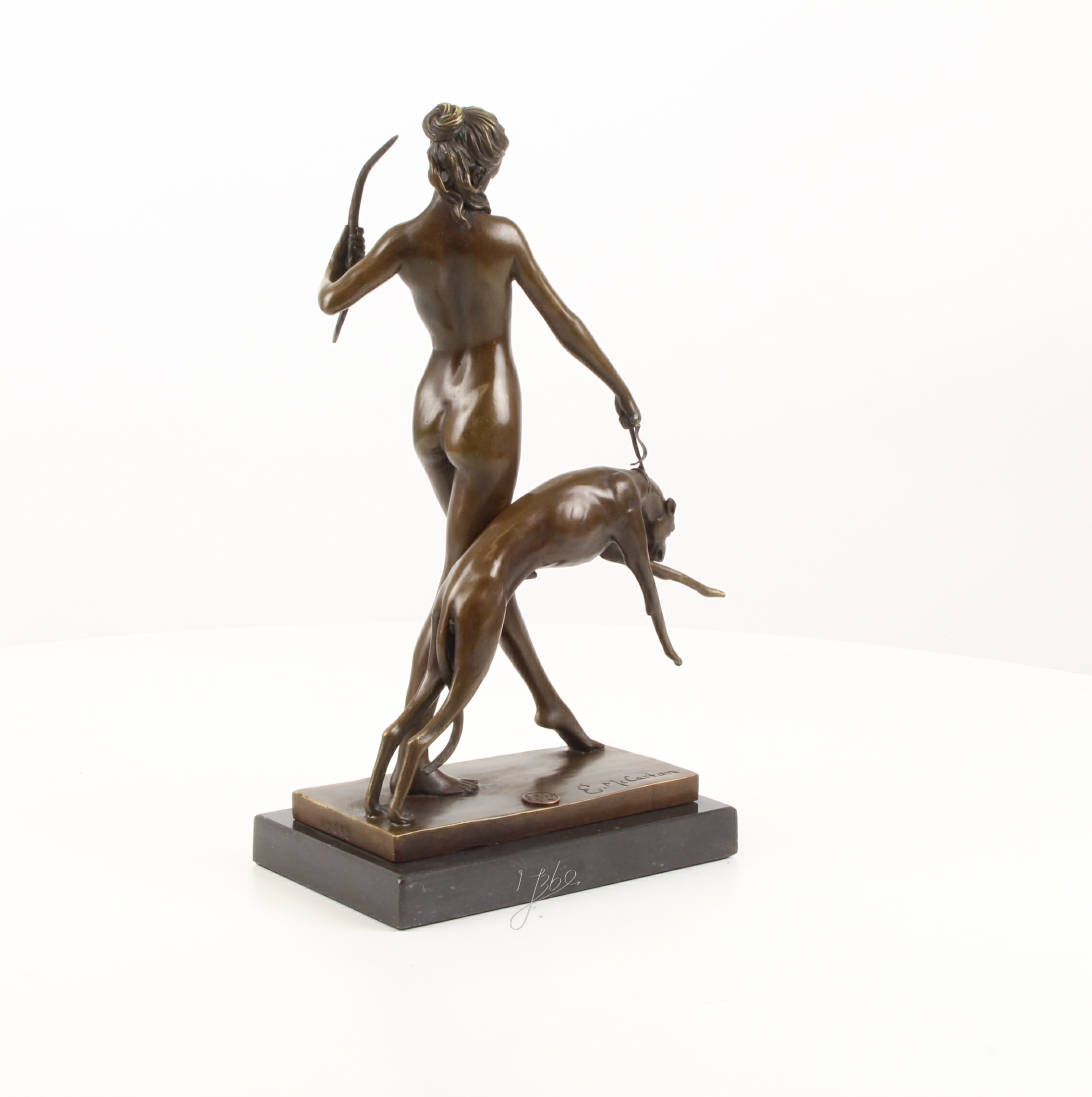 Detailreiche Bronzeskulptur Diana mit Hund und Bogen 10
