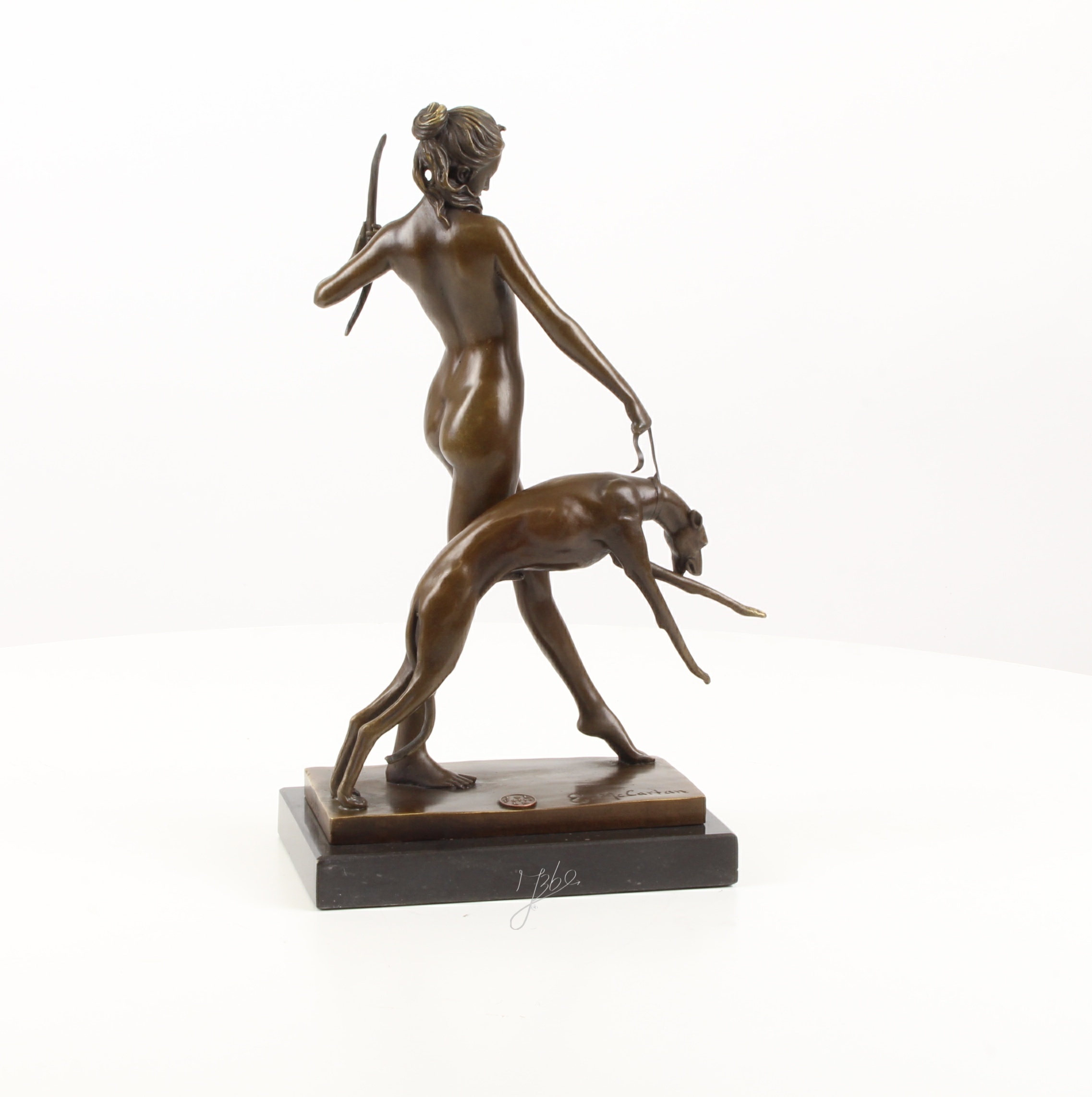 Detailreiche Bronzeskulptur Diana mit Hund und Bogen 11