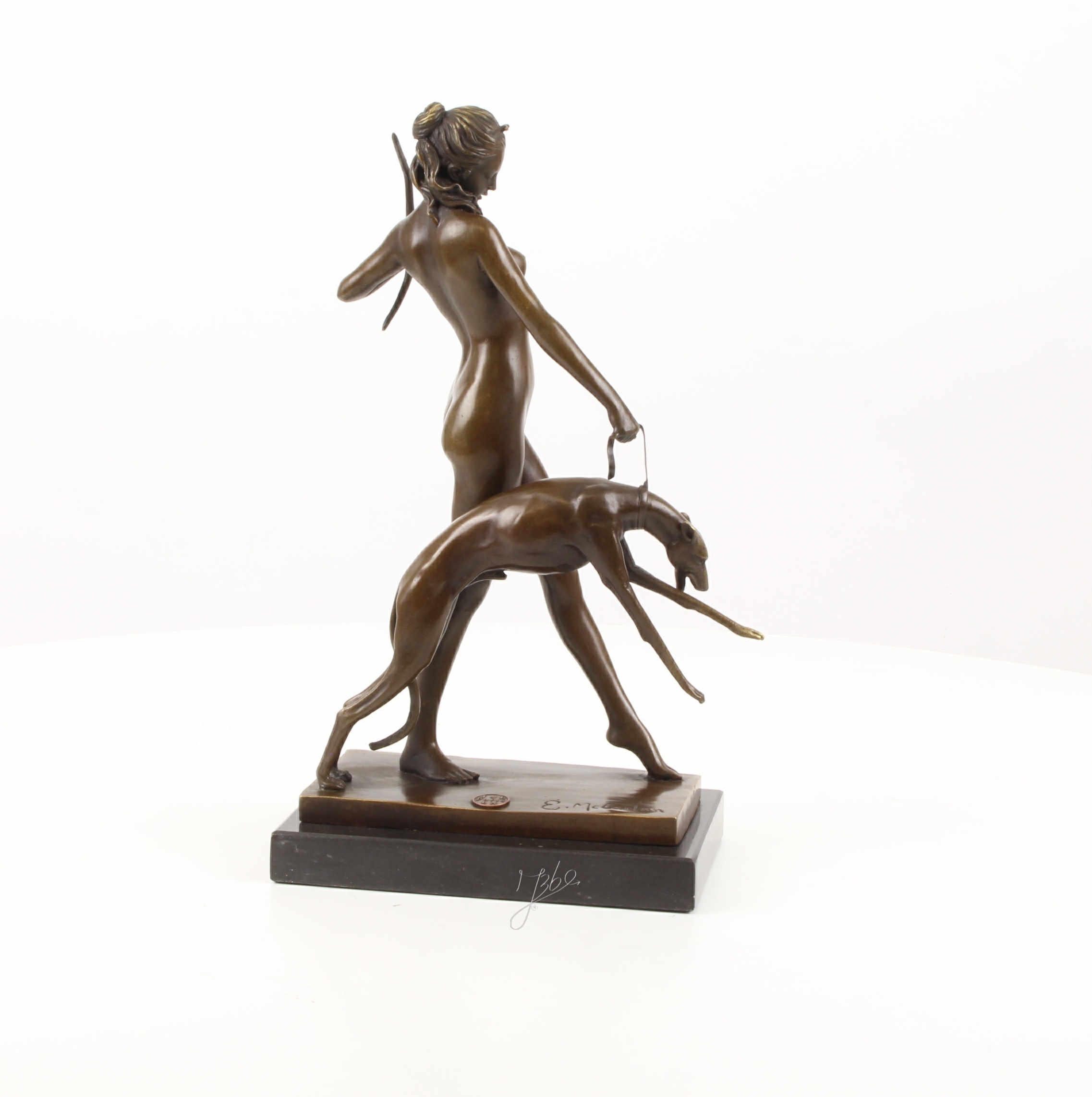 Detailreiche Bronzeskulptur Diana mit Hund und Bogen 12