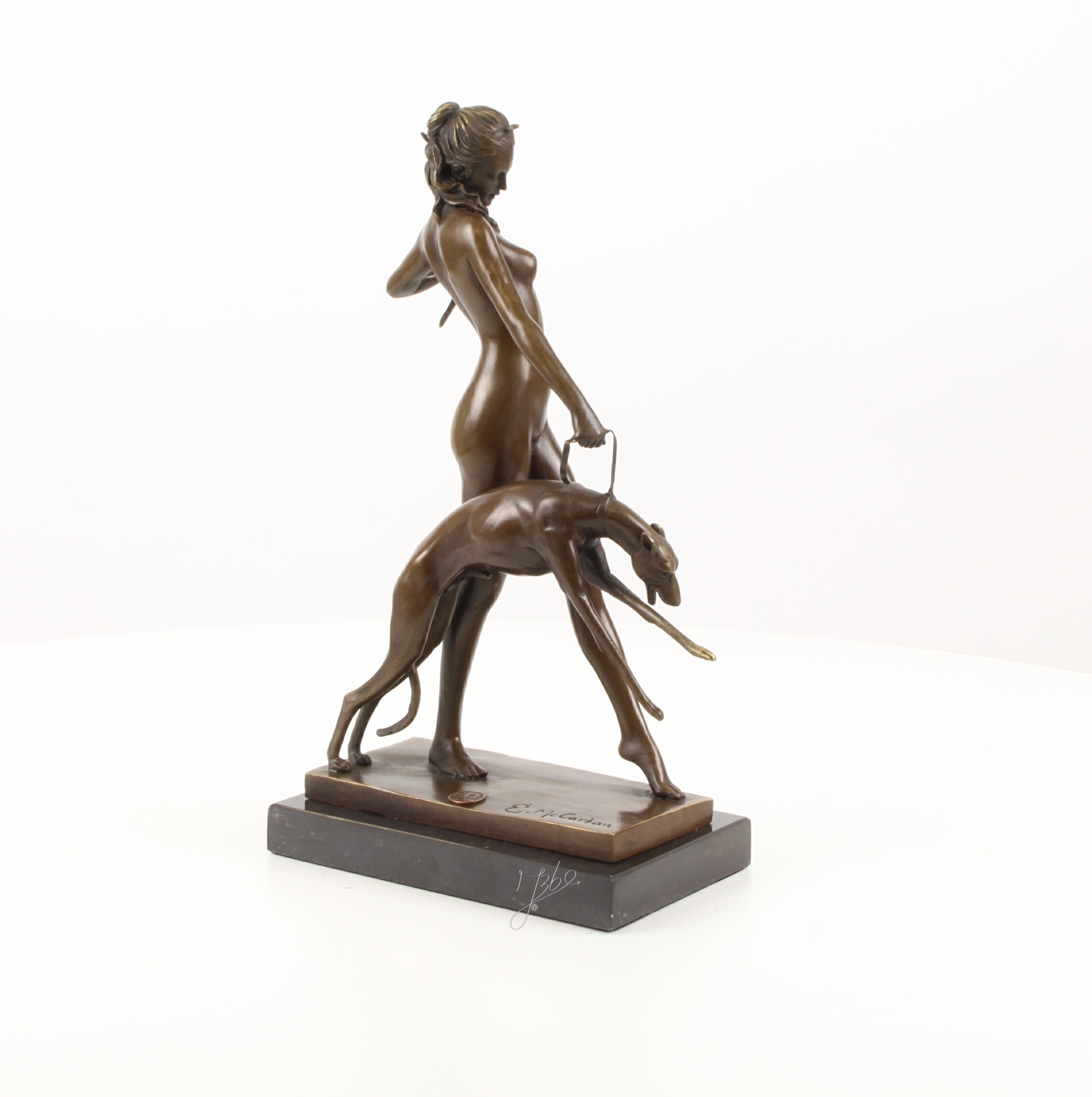 Detailreiche Bronzeskulptur Diana mit Hund und Bogen 13