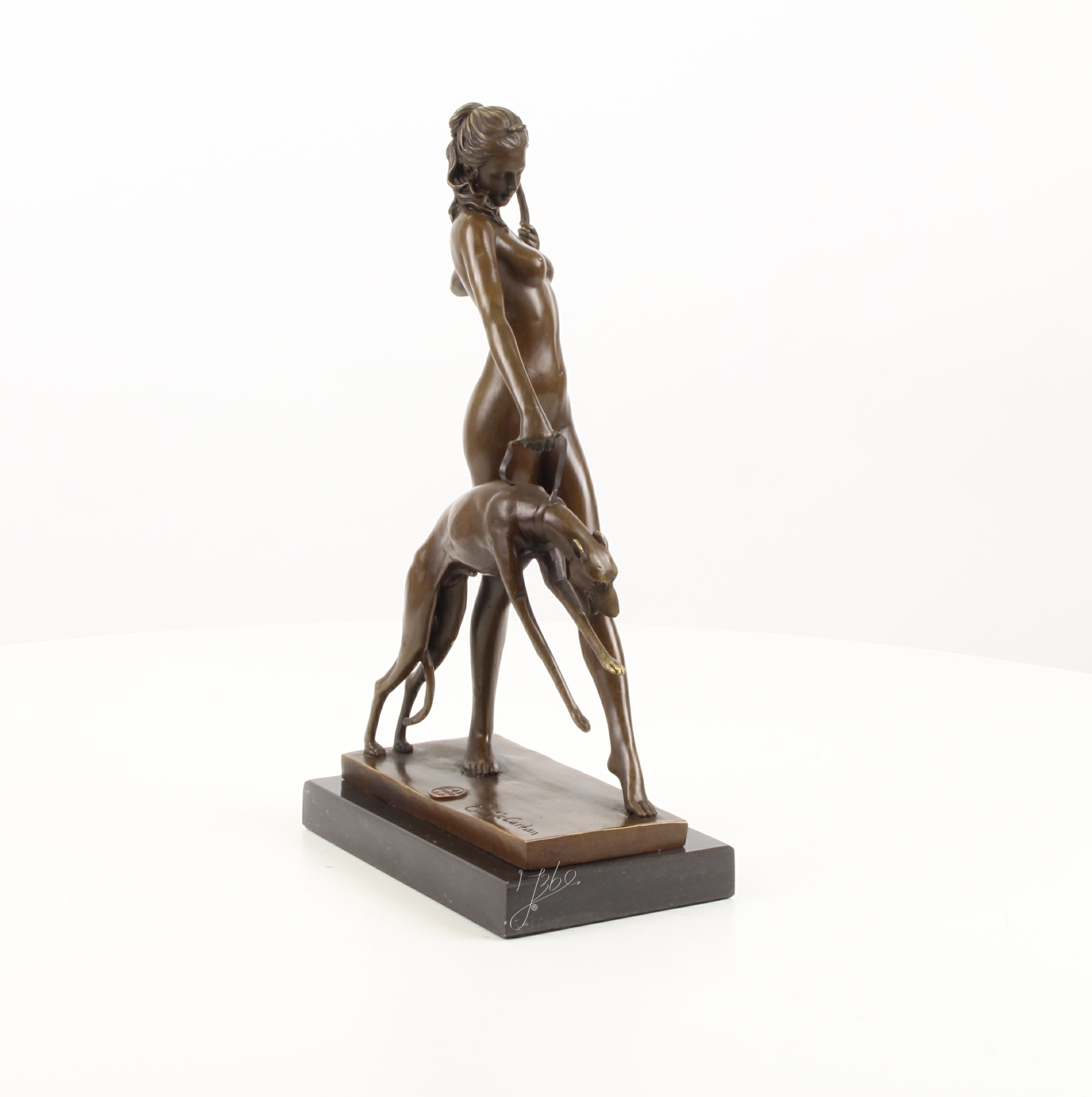 Detailreiche Bronzeskulptur Diana mit Hund und Bogen 14