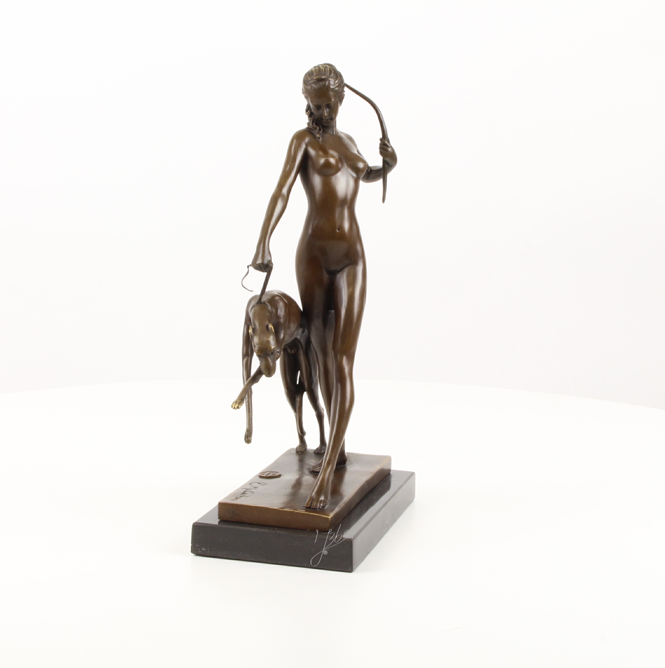 Detailreiche Bronzeskulptur Diana mit Hund und Bogen 16