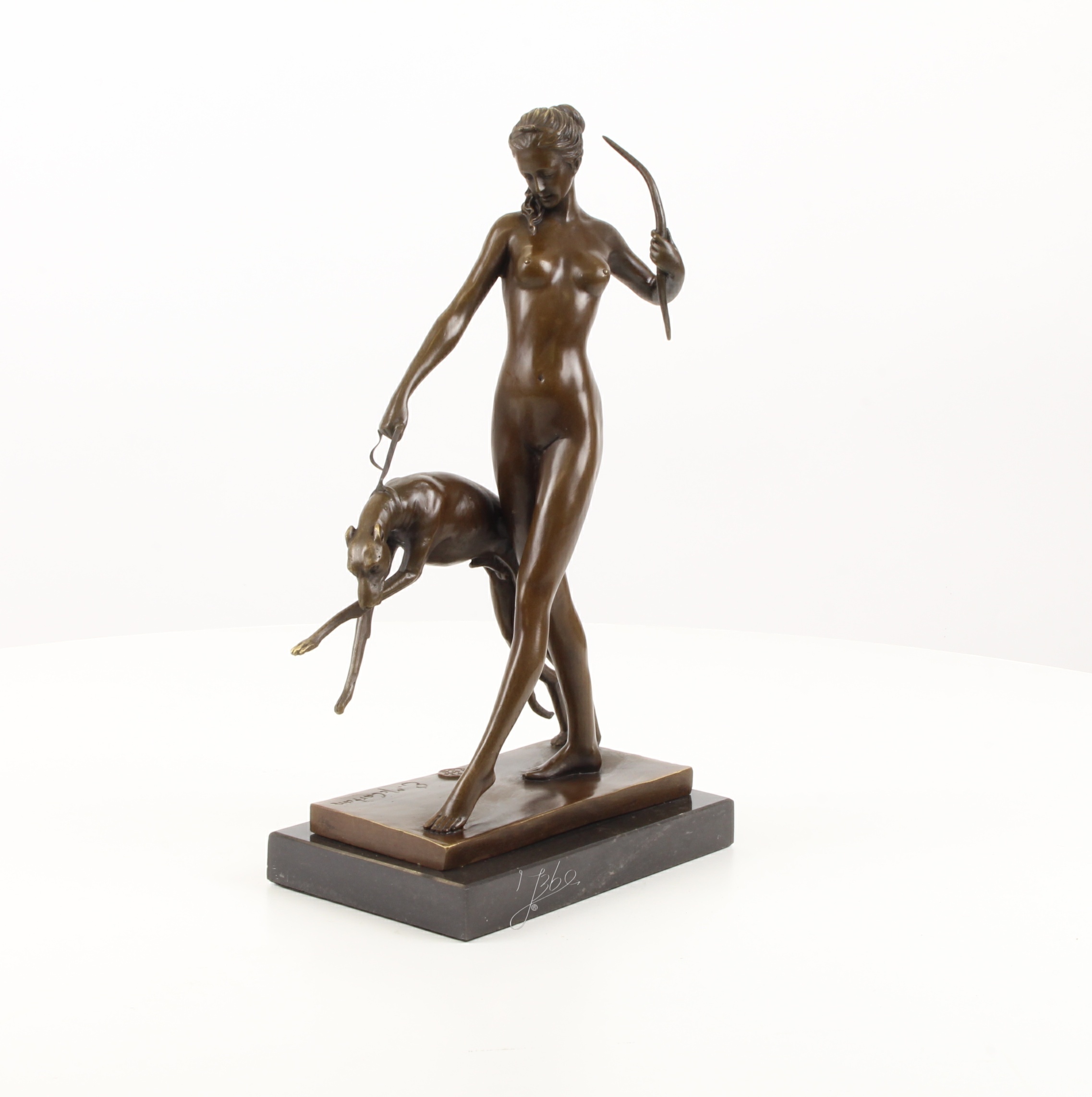 Detailreiche Bronzeskulptur Diana mit Hund und Bogen 17