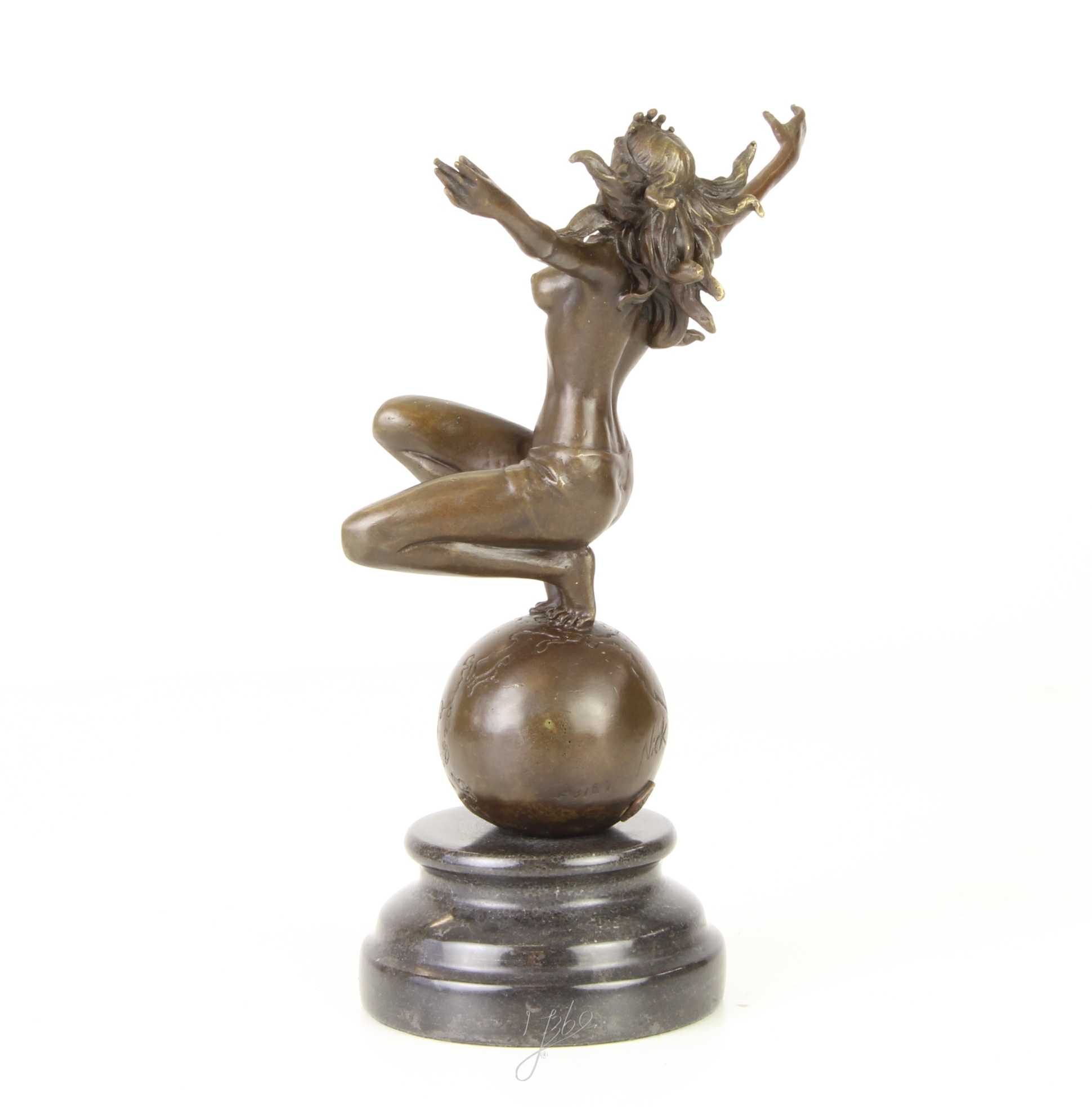 Elegante Bronze Frauenskulptur mit Krone auf Weltkugel entdecken 7