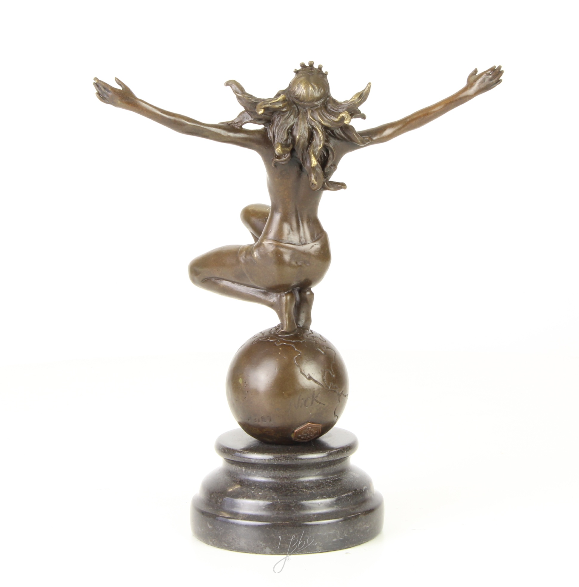 Elegante Bronze Frauenskulptur mit Krone auf Weltkugel entdecken 11