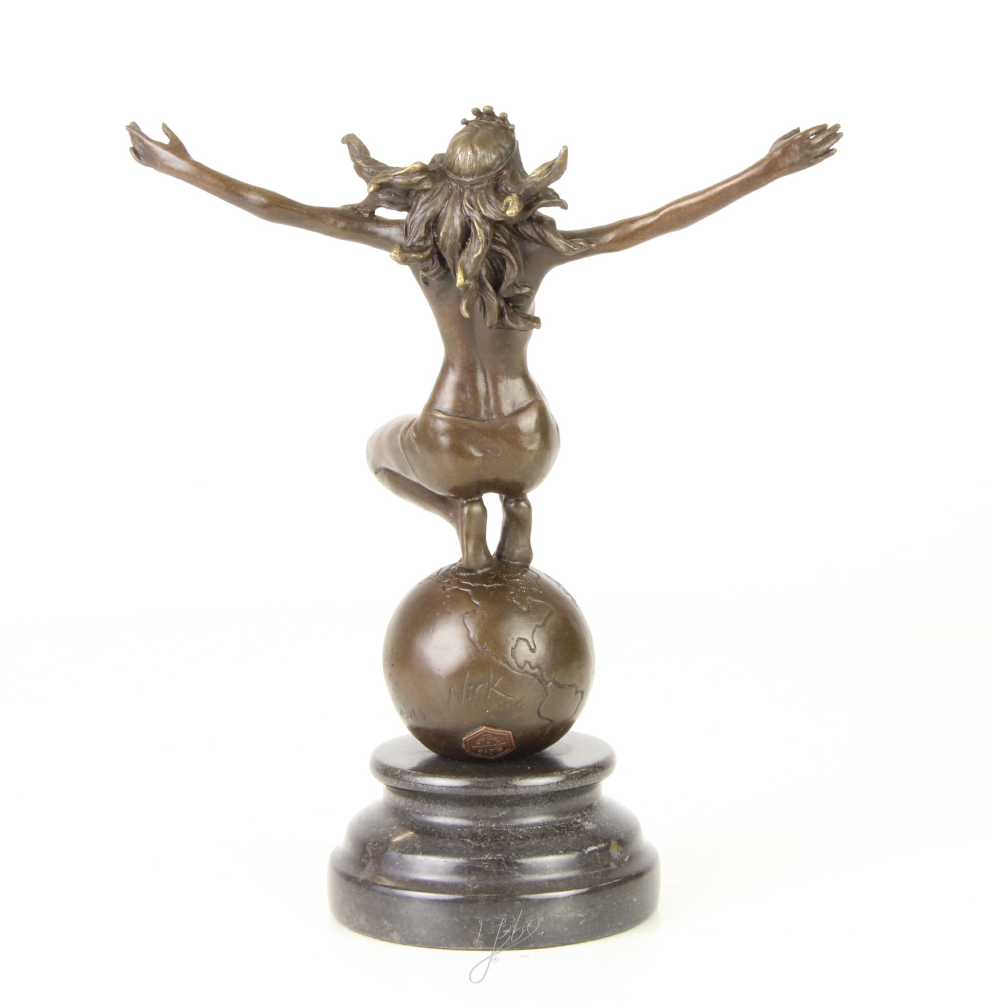 Elegante Bronze Frauenskulptur mit Krone auf Weltkugel entdecken 8