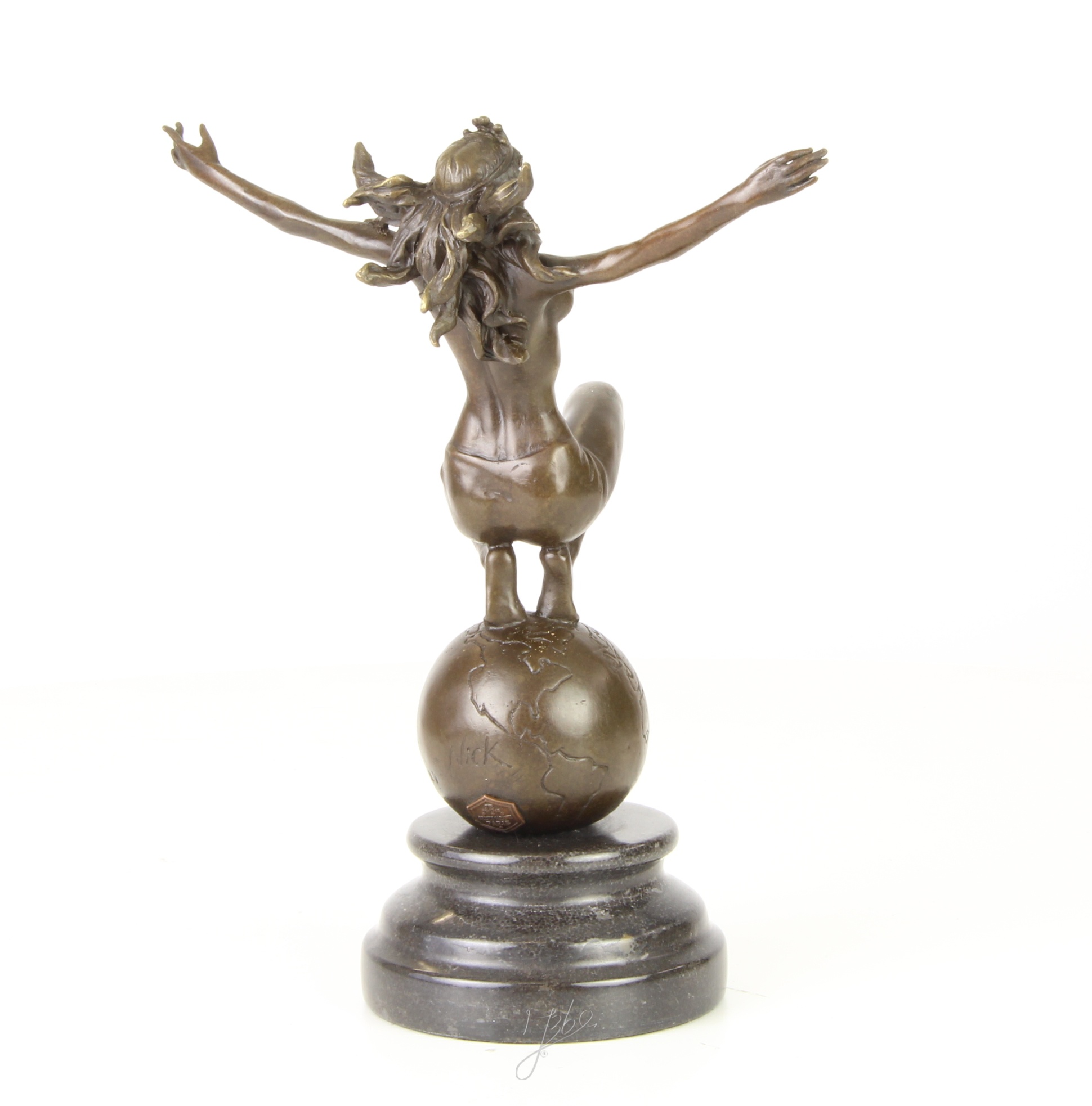 Elegante Bronze Frauenskulptur mit Krone auf Weltkugel entdecken 9