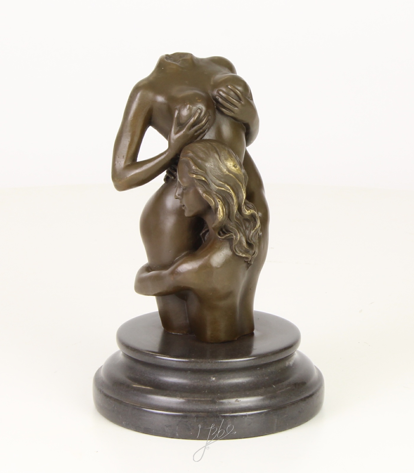 Intime Bronzeskulptur Kopflose Bronze von zwei Frauen in Umarmung 4