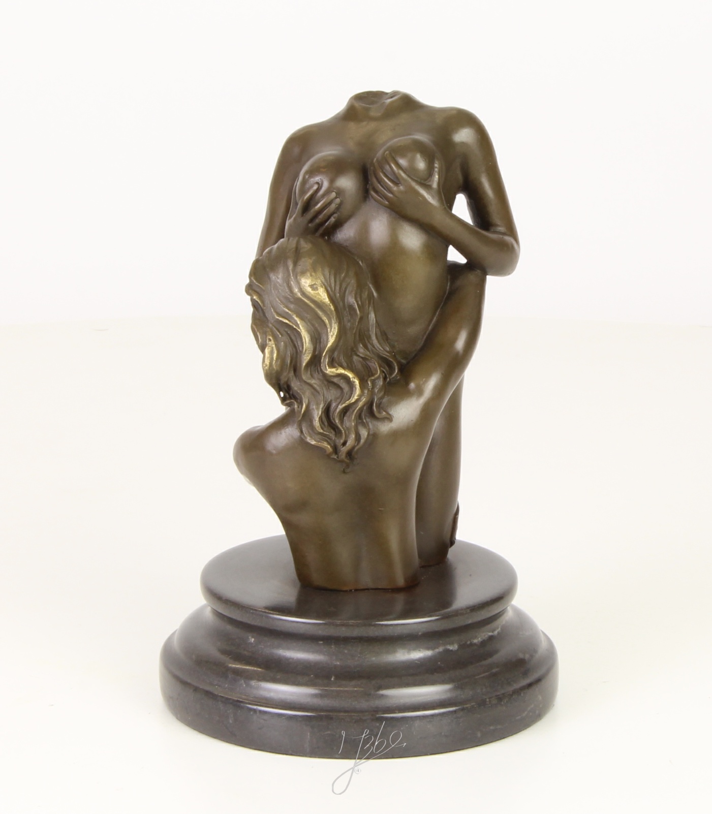 Intime Bronzeskulptur Kopflose Bronze von zwei Frauen in Umarmung 6