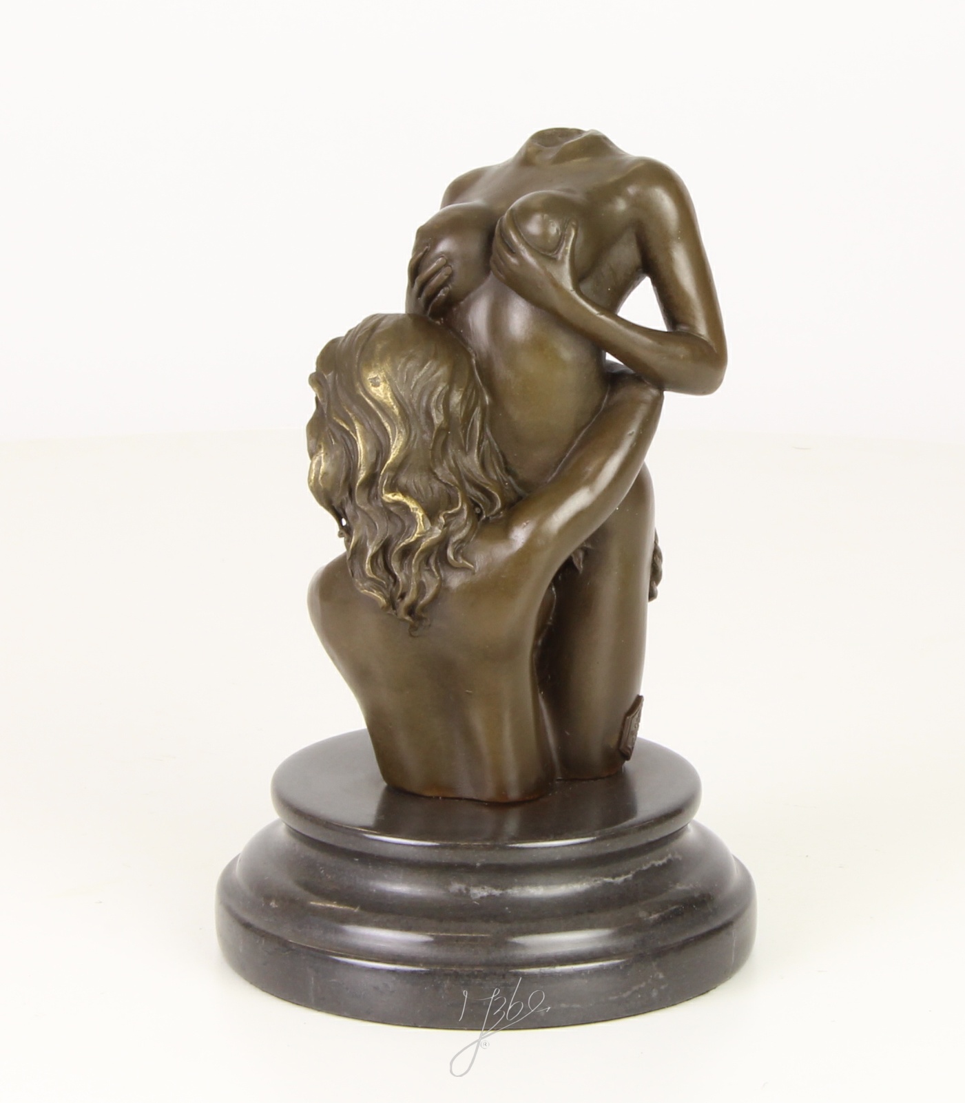 Intime Bronzeskulptur Kopflose Bronze von zwei Frauen in Umarmung 11
