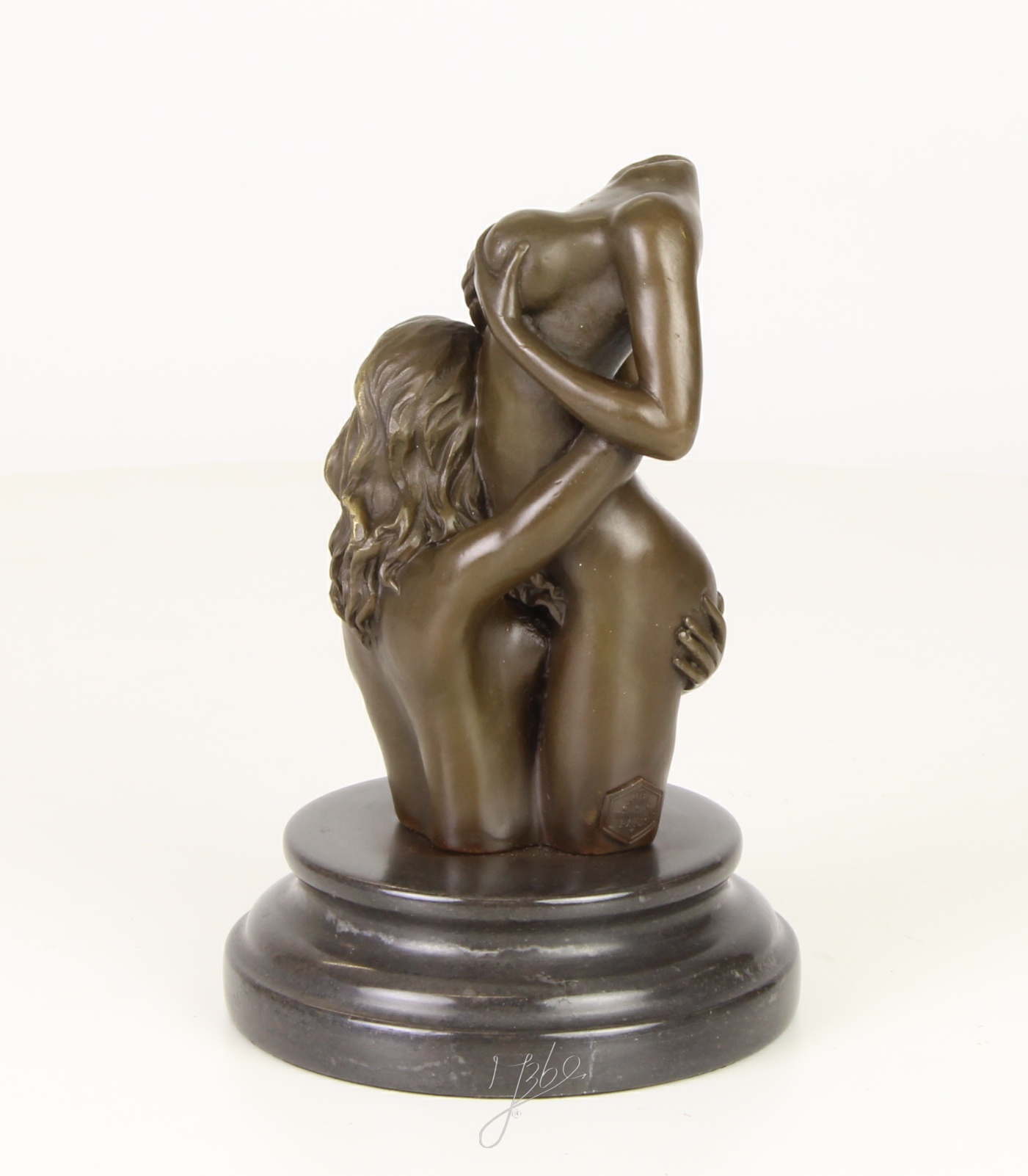 Intime Bronzeskulptur Kopflose Bronze von zwei Frauen in Umarmung 12