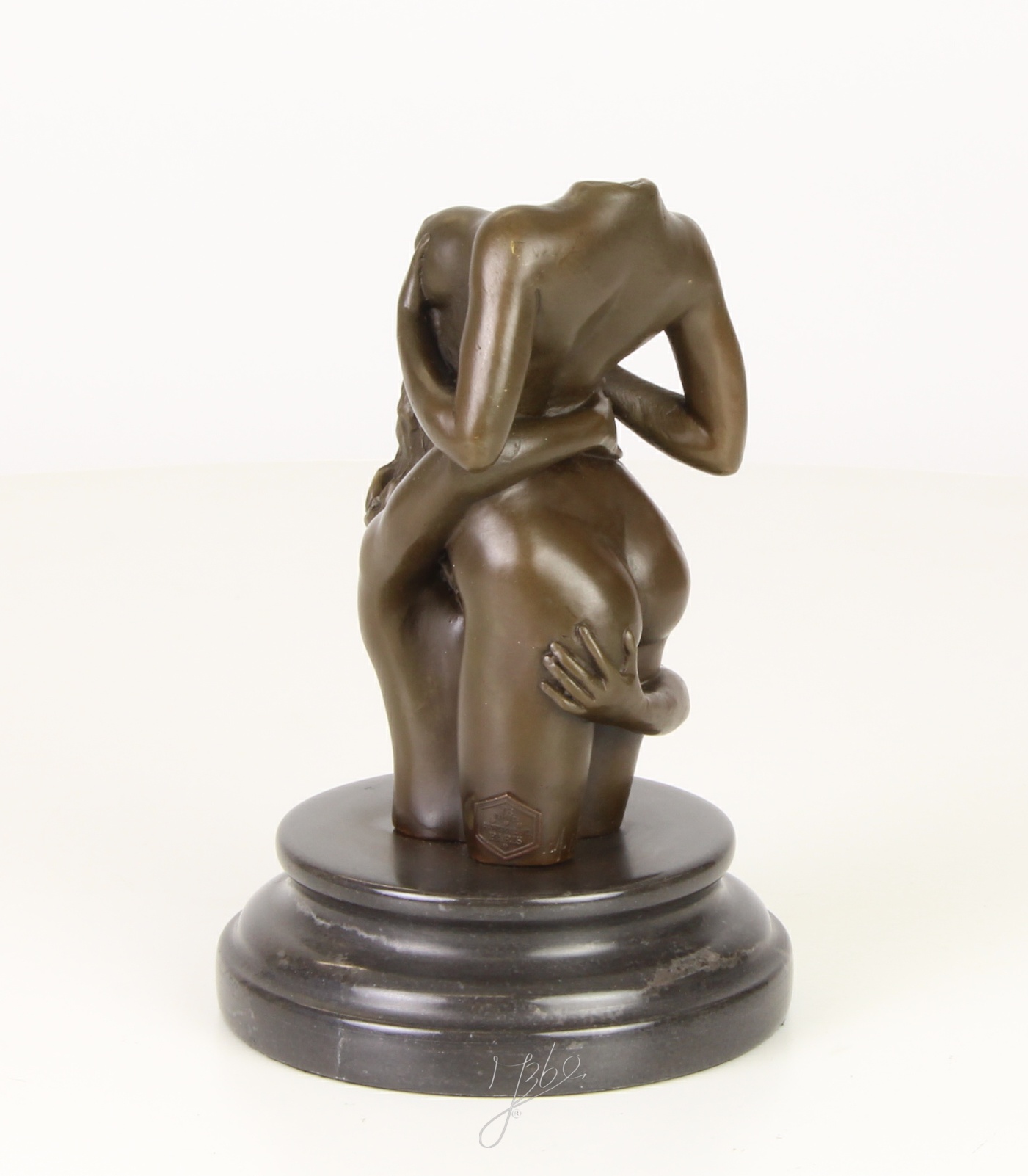 Intime Bronzeskulptur Kopflose Bronze von zwei Frauen in Umarmung 9