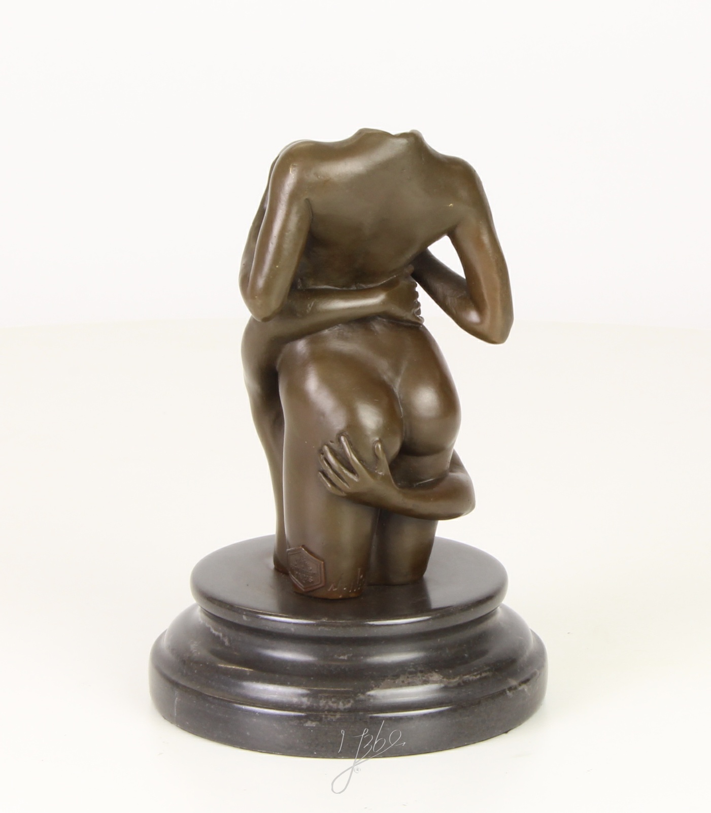 Intime Bronzeskulptur Kopflose Bronze von zwei Frauen in Umarmung 8