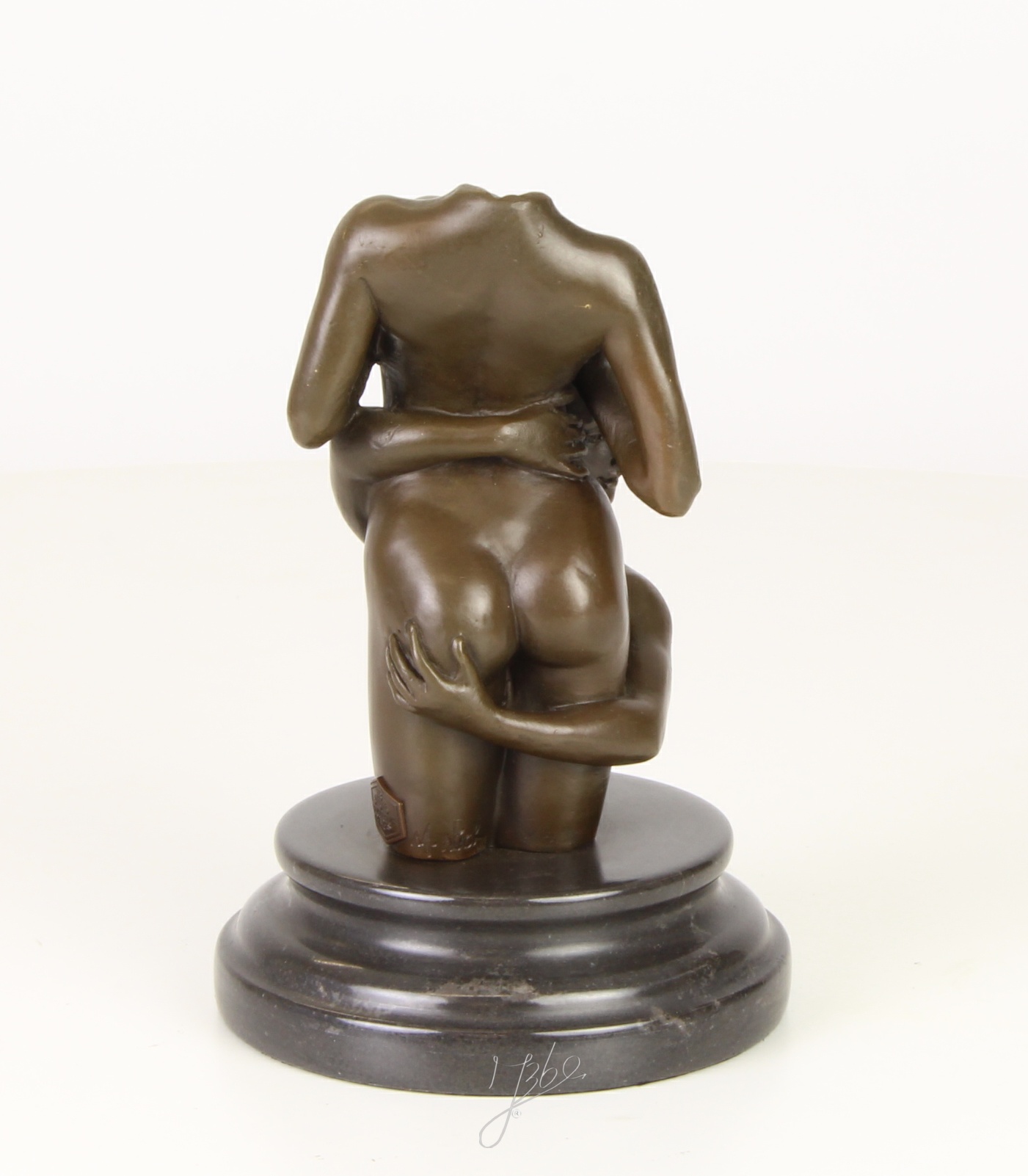 Intime Bronzeskulptur Kopflose Bronze von zwei Frauen in Umarmung 13