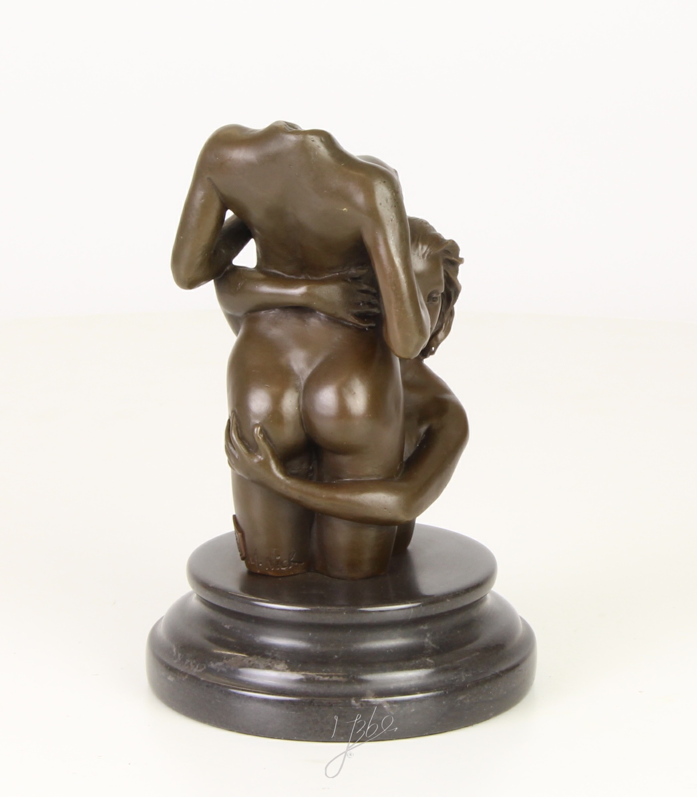 Intime Bronzeskulptur Kopflose Bronze von zwei Frauen in Umarmung 14