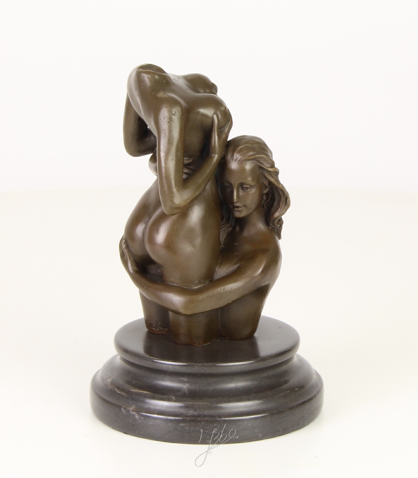 Intime Bronzeskulptur Kopflose Bronze von zwei Frauen in Umarmung 17