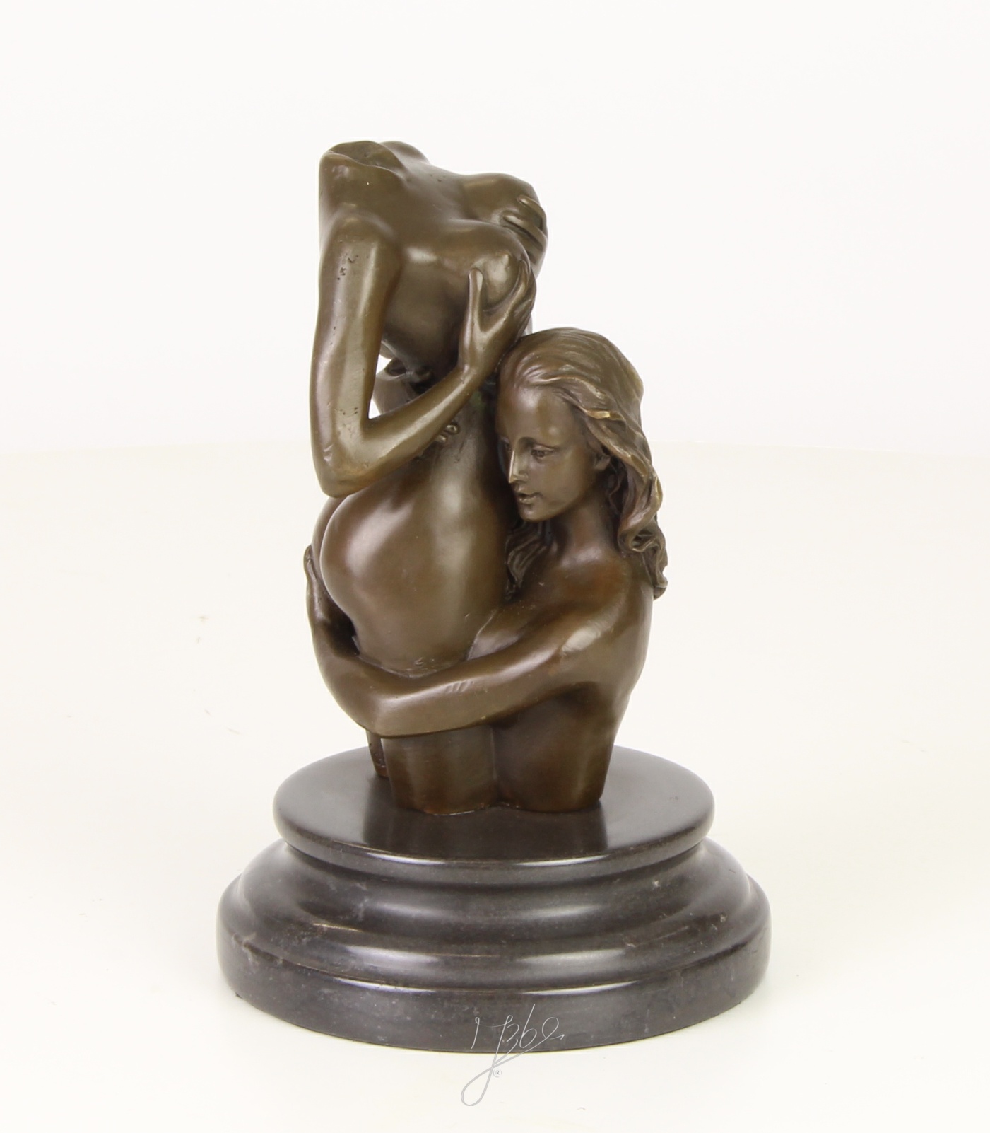 Intime Bronzeskulptur Kopflose Bronze von zwei Frauen in Umarmung 16