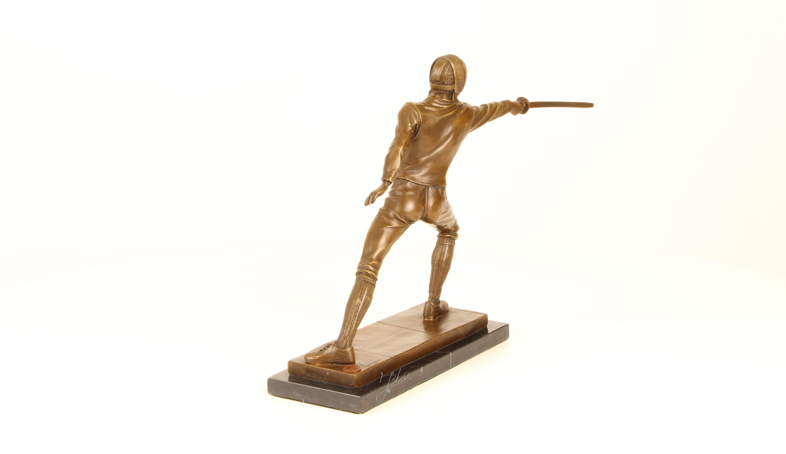 Elegant gestaltete Bronze Fechter Skulptur in dynamischer Kampfhaltung 9