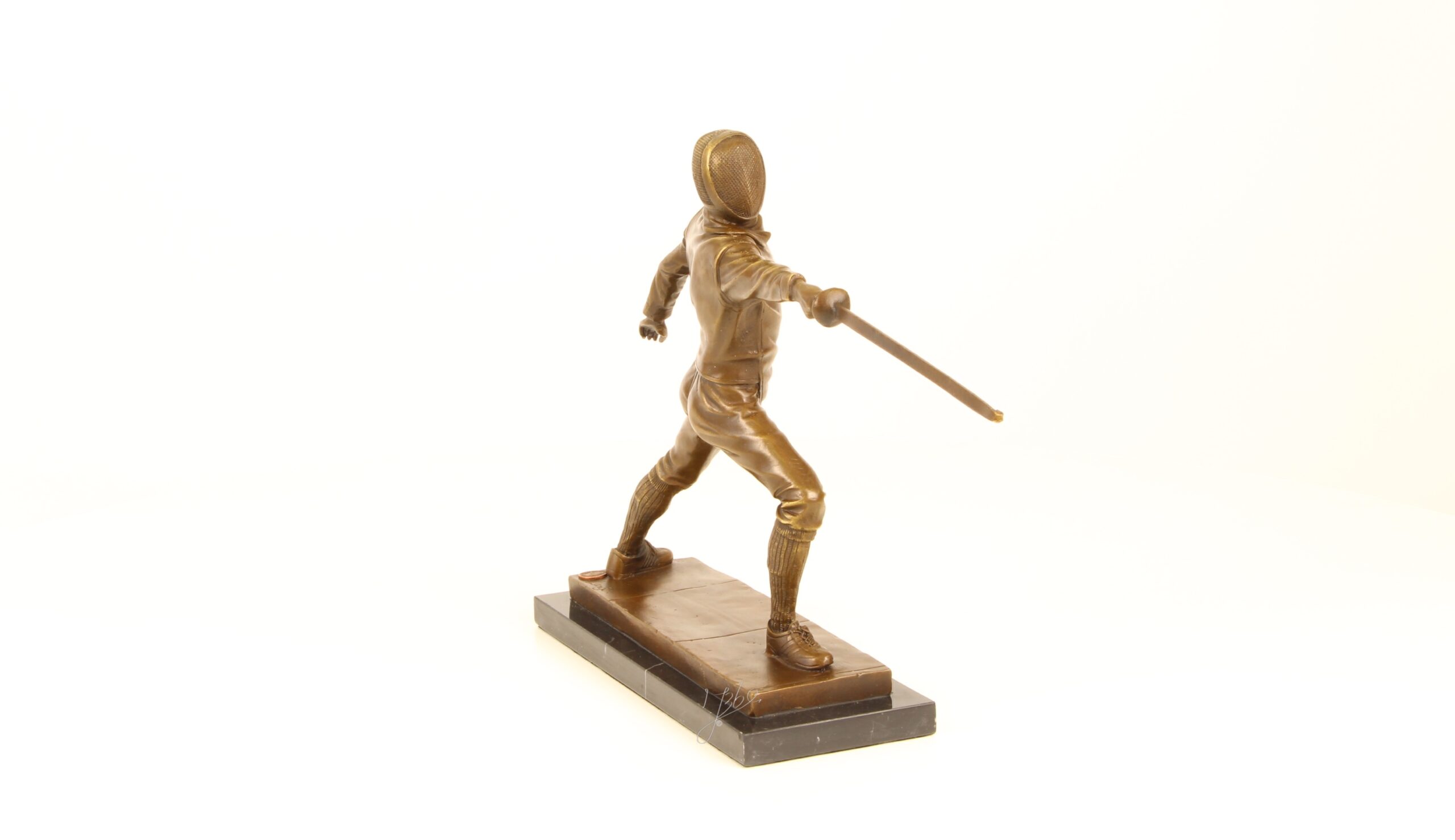 Elegant gestaltete Bronze Fechter Skulptur in dynamischer Kampfhaltung 15