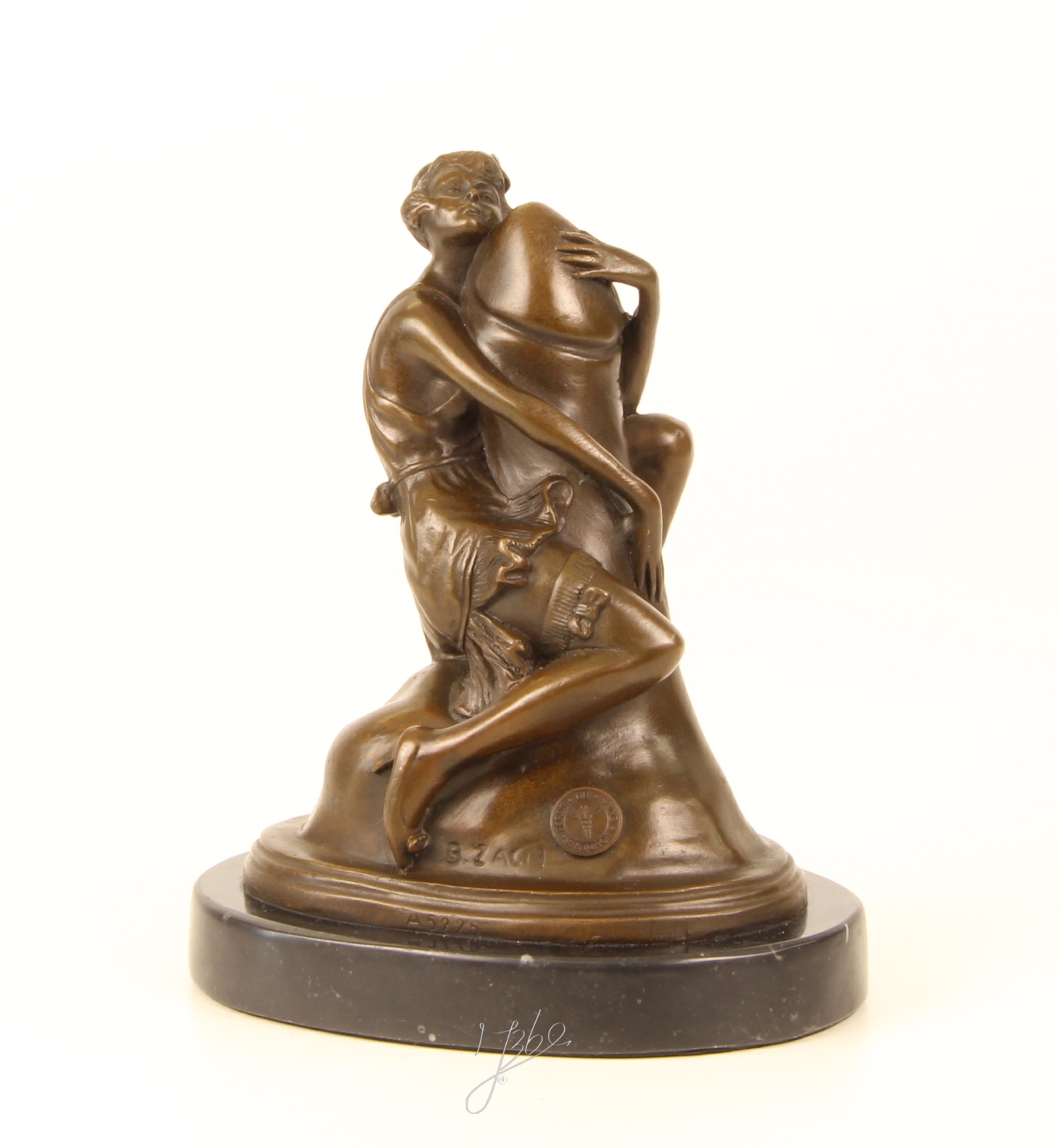 Detailreiche Bronze Paarskulptur Umarmendes Paar in kunstvoller Eleganz 3