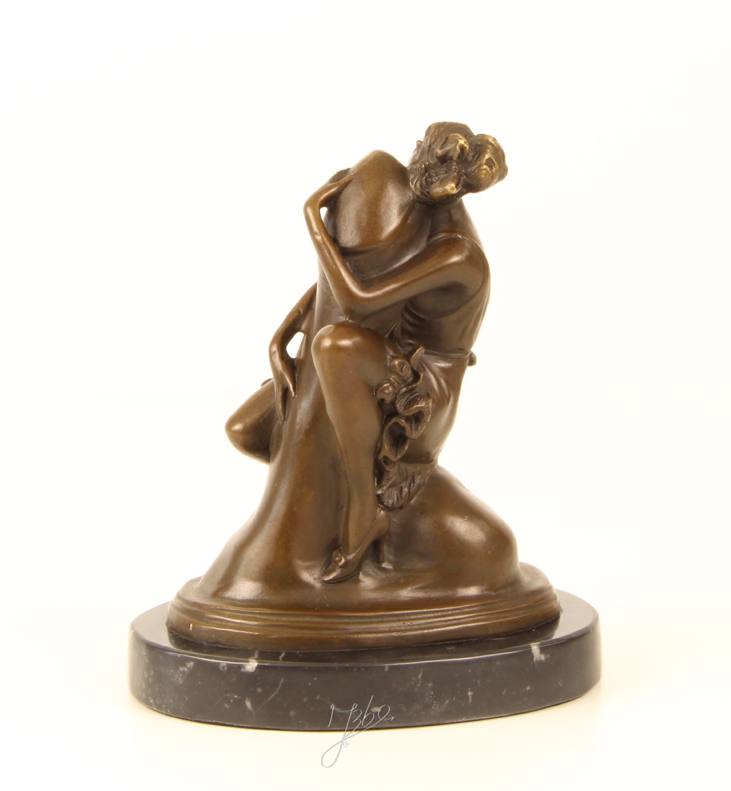 Detailreiche Bronze Paarskulptur Umarmendes Paar in kunstvoller Eleganz 9