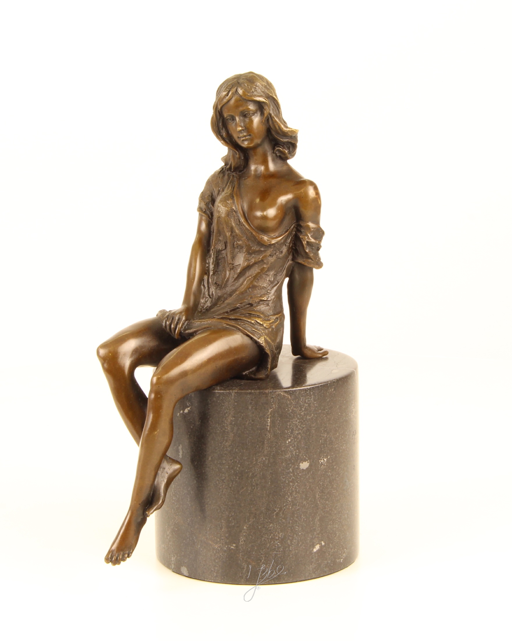 Exquisite Bronzefigur Detaillierte Skulptur einer sitzenden Frau 3