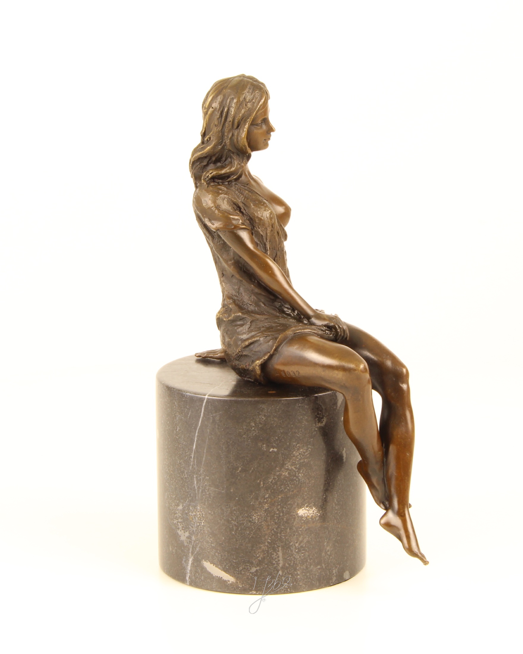 Exquisite Bronzefigur Detaillierte Skulptur einer sitzenden Frau 13