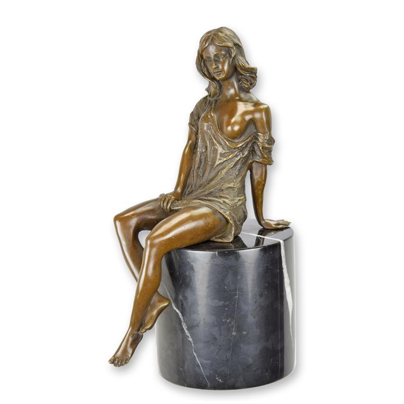 Exquisite Bronzefigur Detaillierte Skulptur einer sitzenden Frau 2