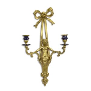 Eleganter Porzellanverzierter Bronze Wandkerzenhalter mit Putto-Design
