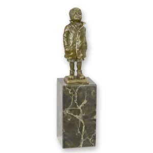 Hochwertige Bronze Kinderskulptur Junge mit Mantel für Ihr Zuhause