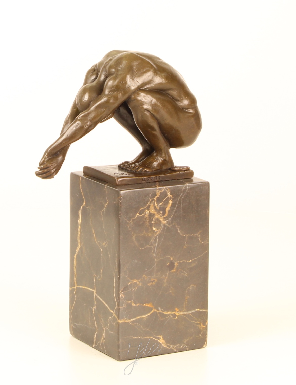 Exquisite Bronzeskulptur Menschlicher Körper in kauernder Haltung auf Marmorsockel 3