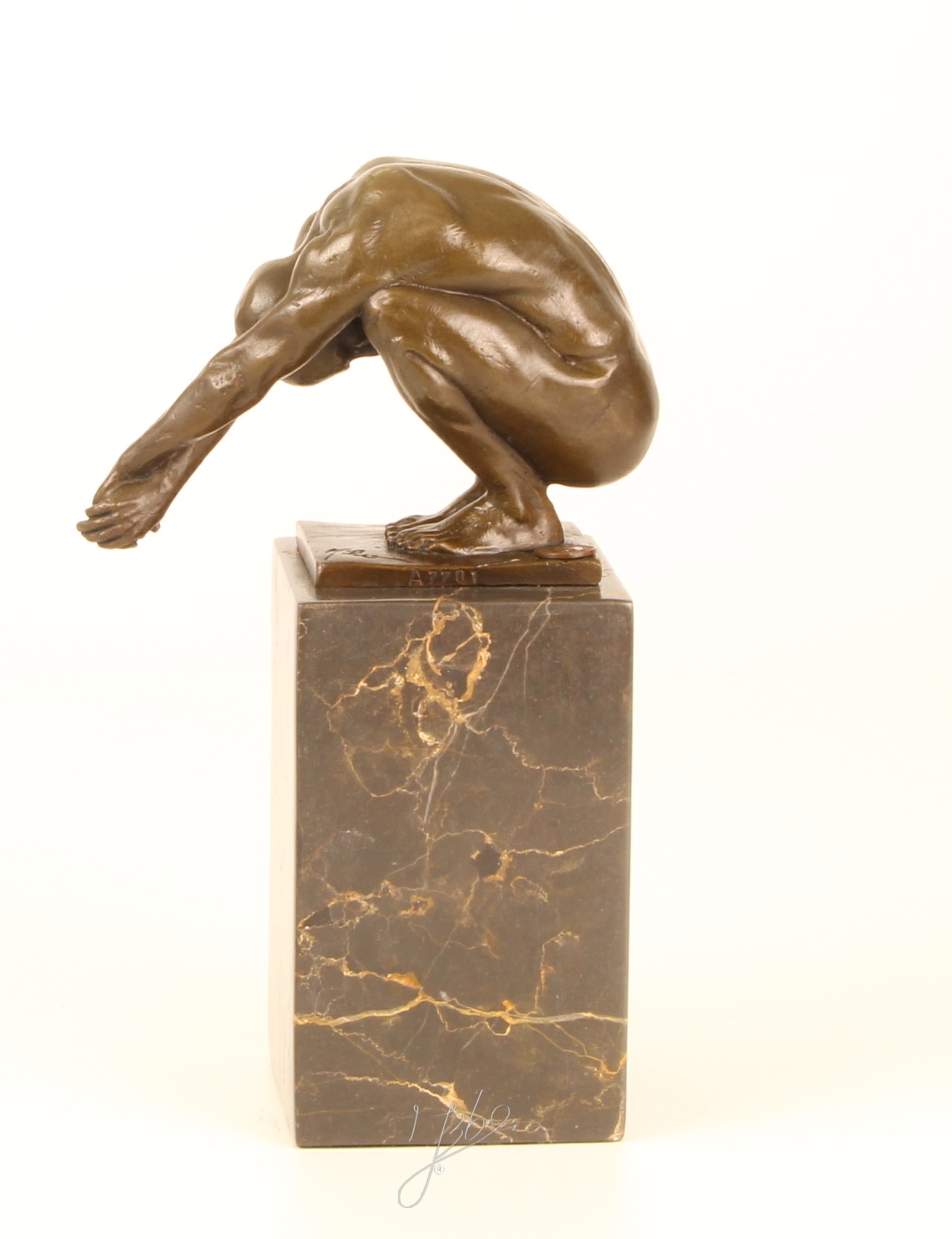 Exquisite Bronzeskulptur Menschlicher Körper in kauernder Haltung auf Marmorsockel 4