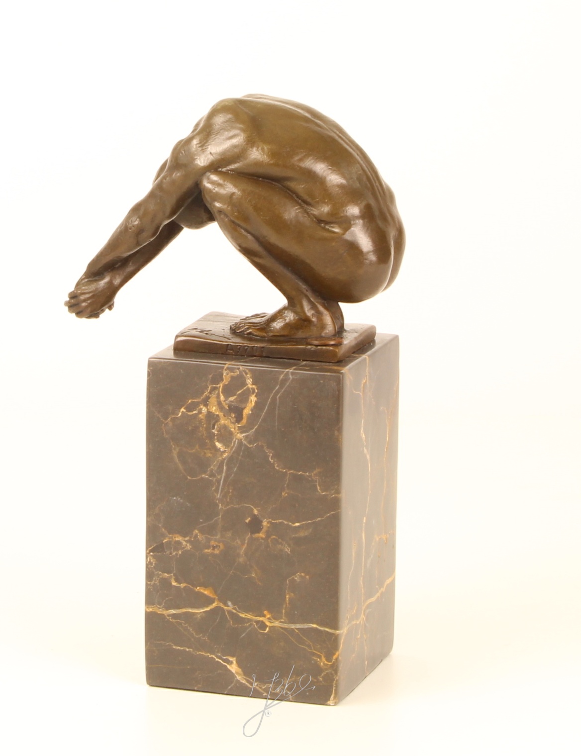Exquisite Bronzeskulptur Menschlicher Körper in kauernder Haltung auf Marmorsockel 5